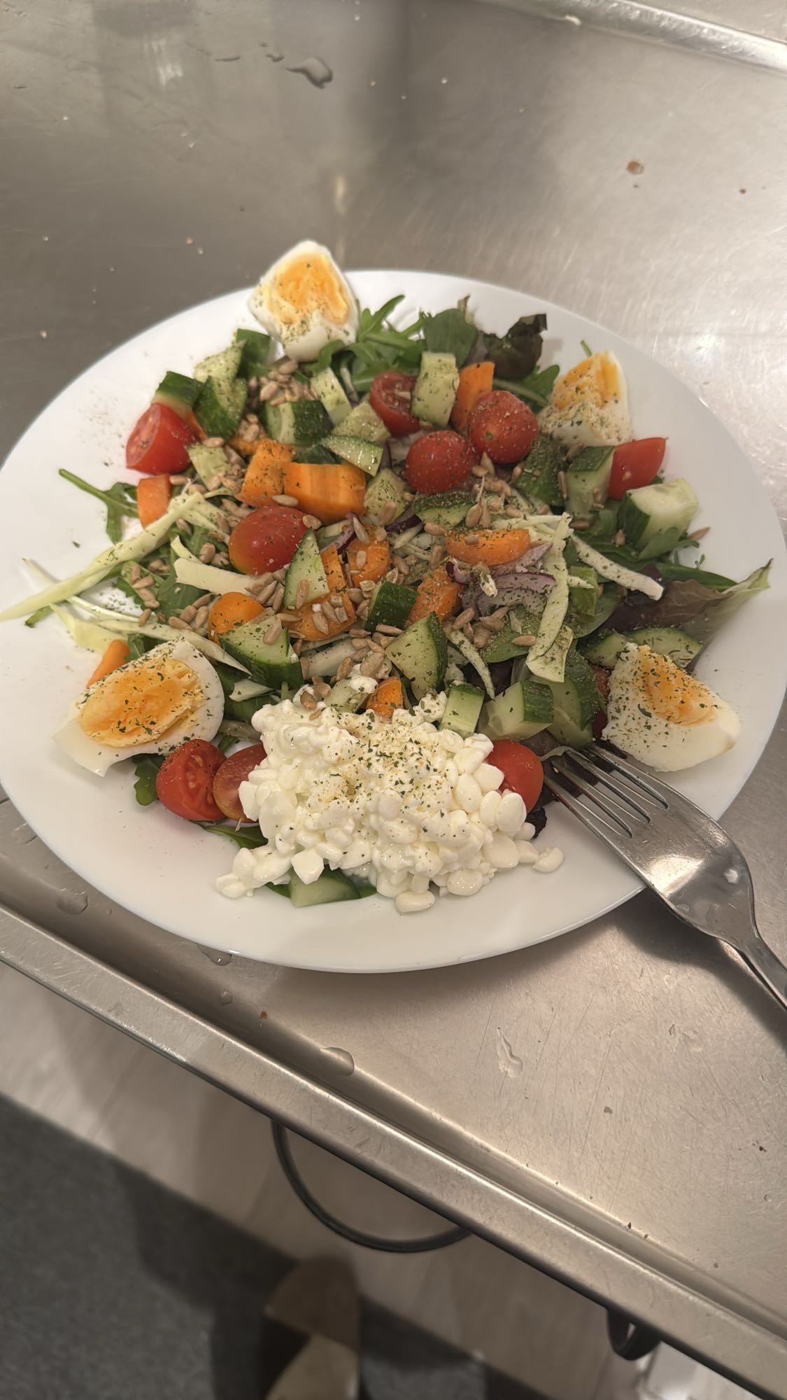 Grönsallad med ägg & keso