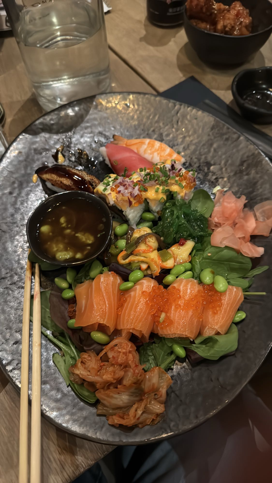 Sushitallrik med lax