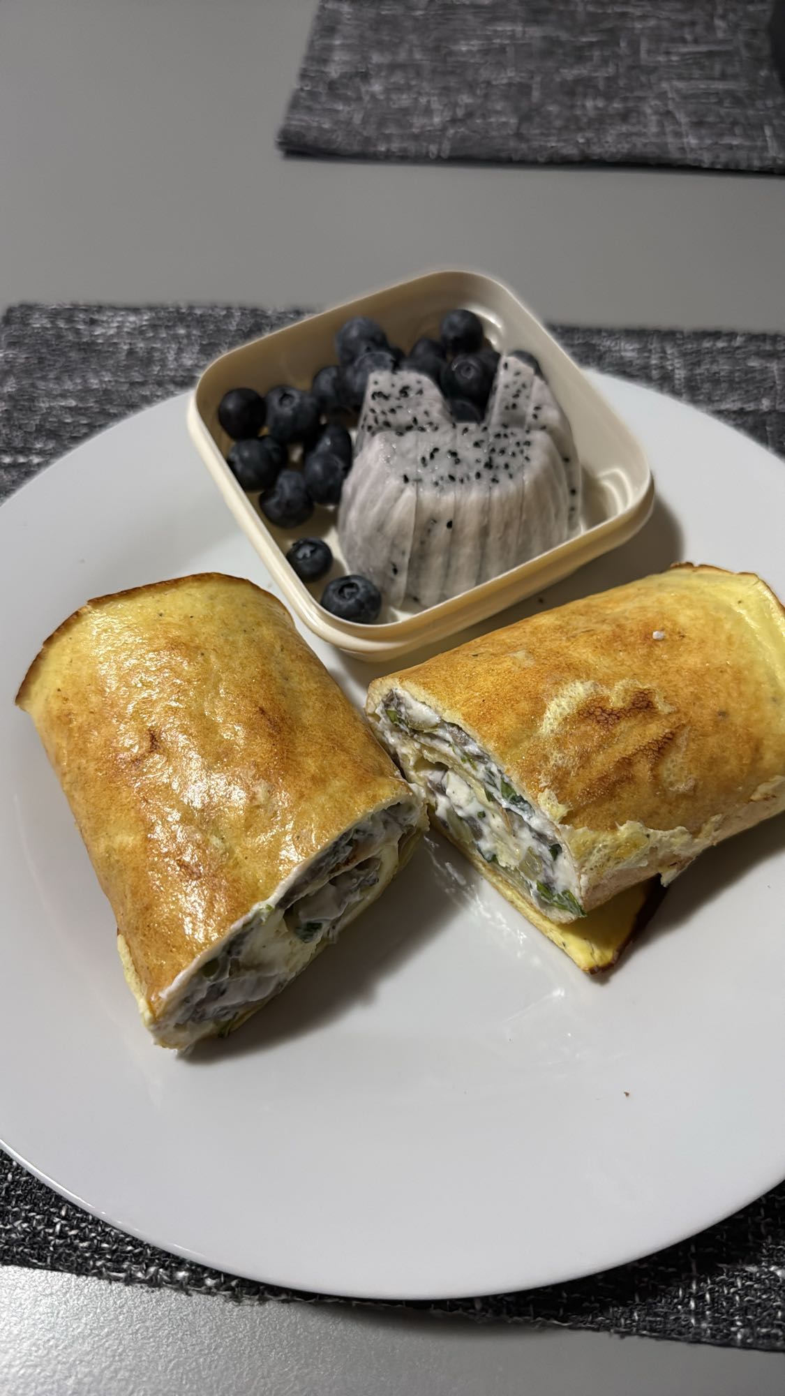 Omlet rulou cu fructe