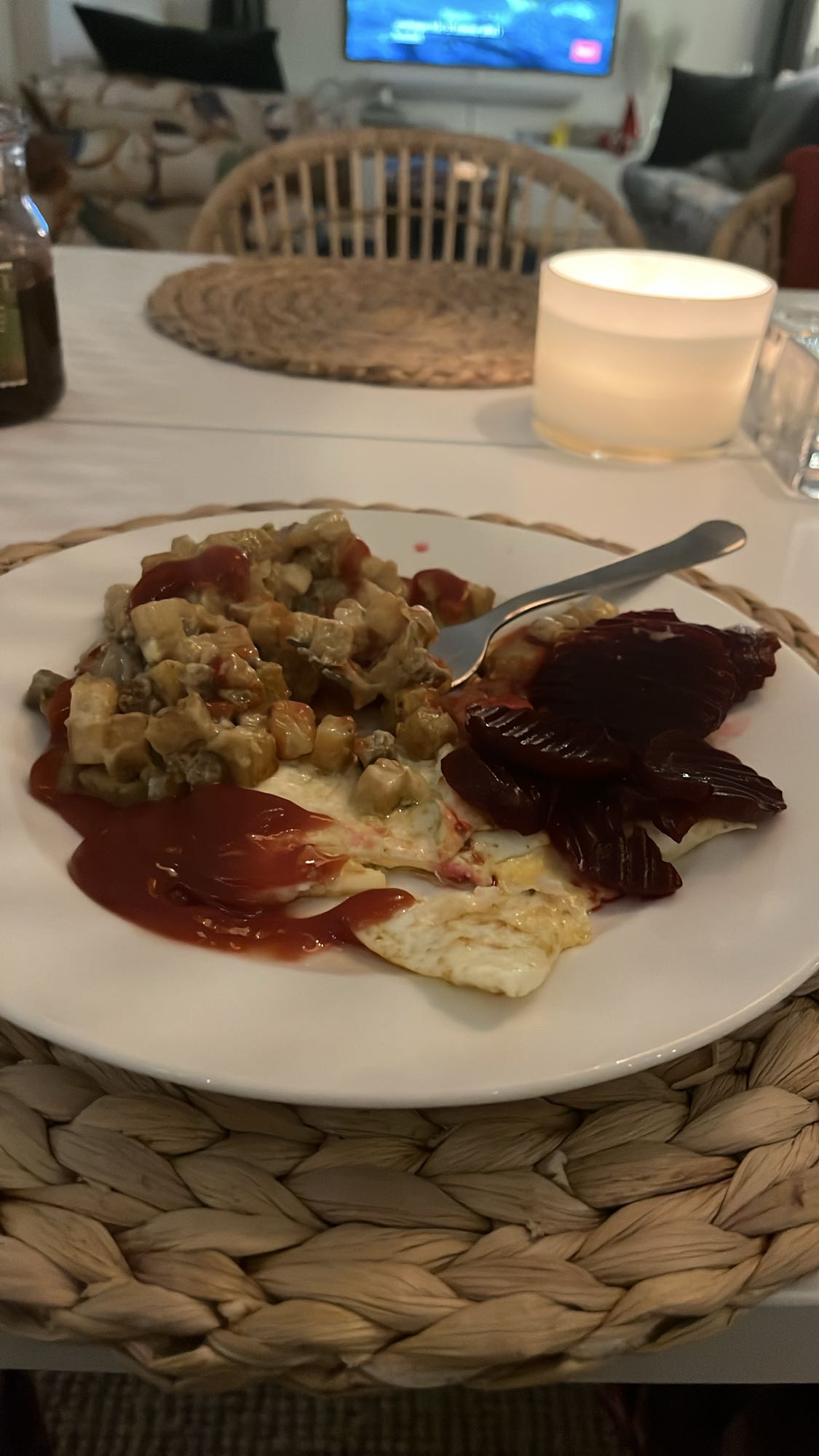 Stekt ägg med rödbetor