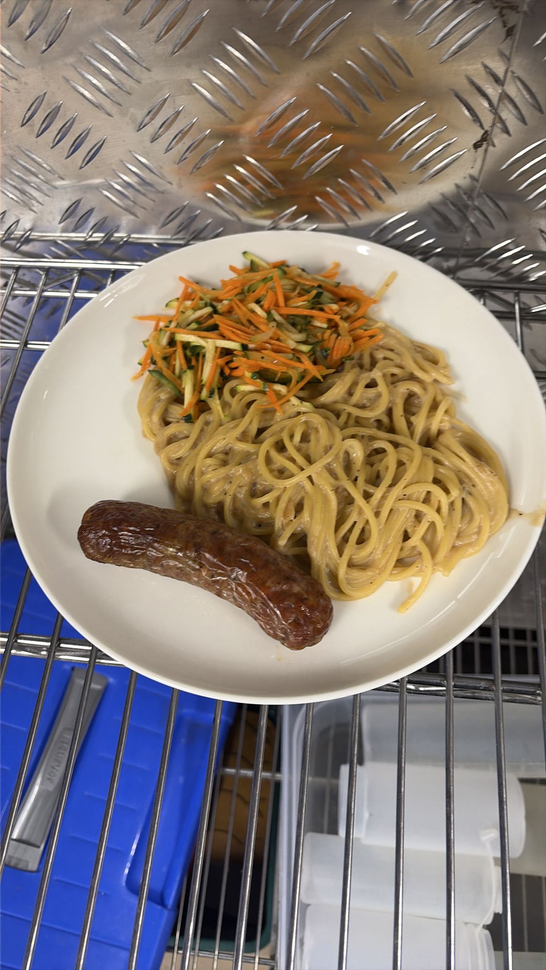 макароны с колбасой и салатом