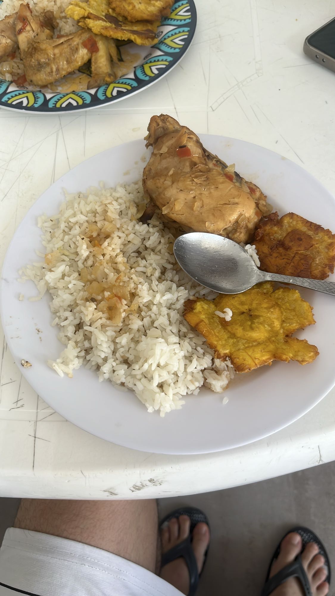 Pollo con arroz y patacones