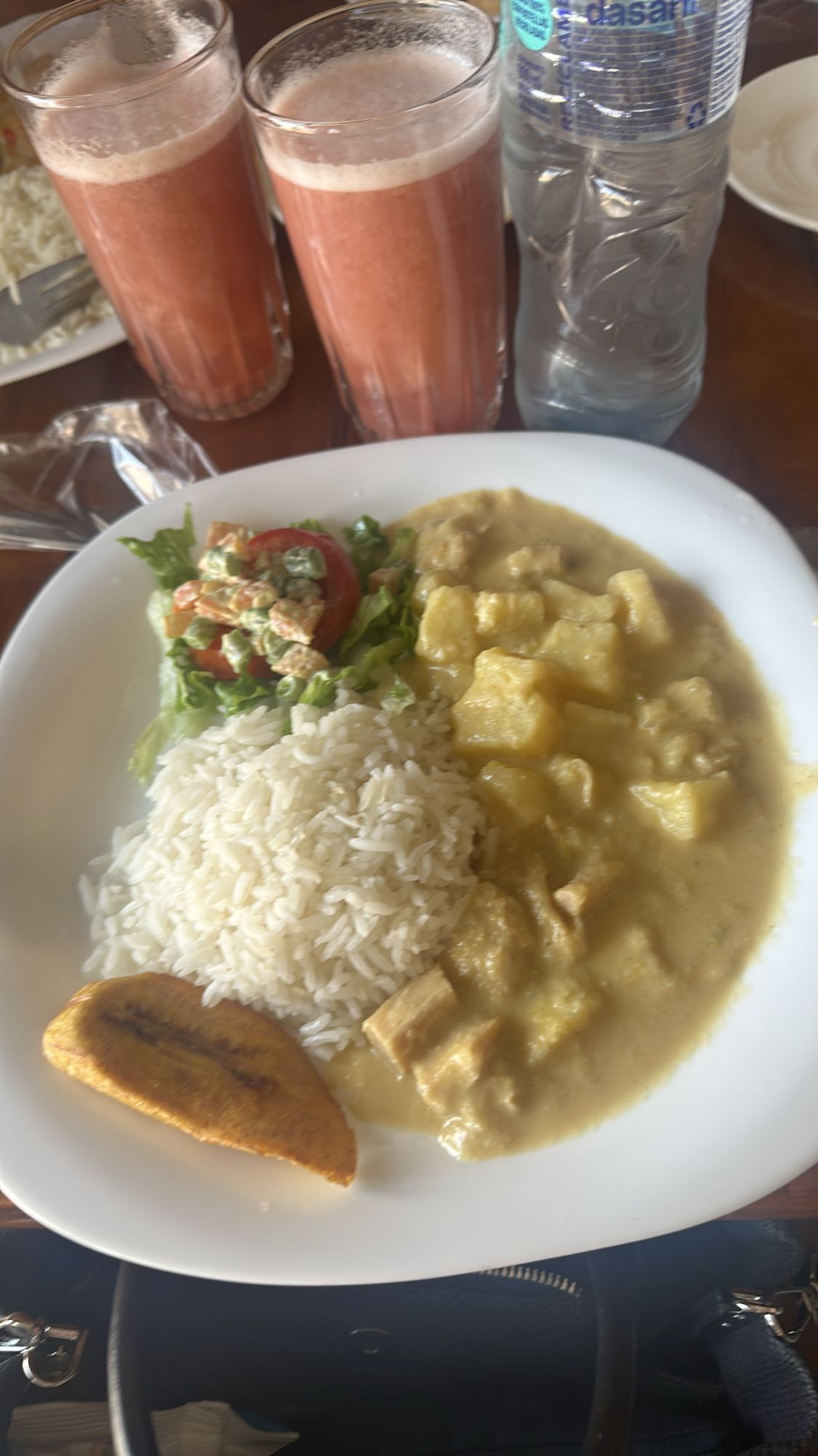 Arroz con guiso y ensalada