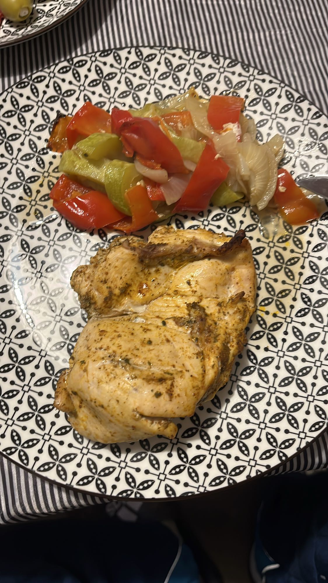 Пилешко с печени зеленчуци