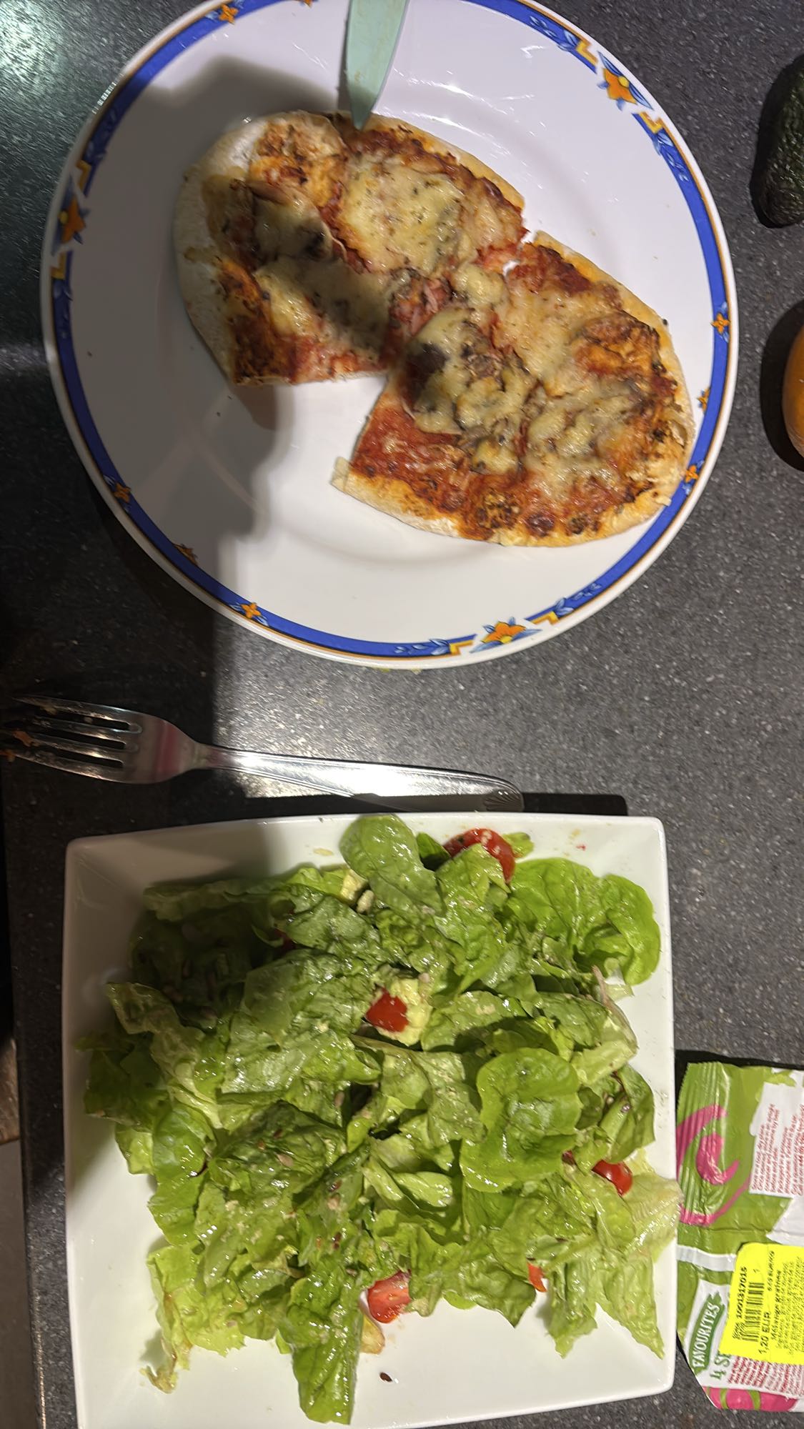 Pizza et salade verte