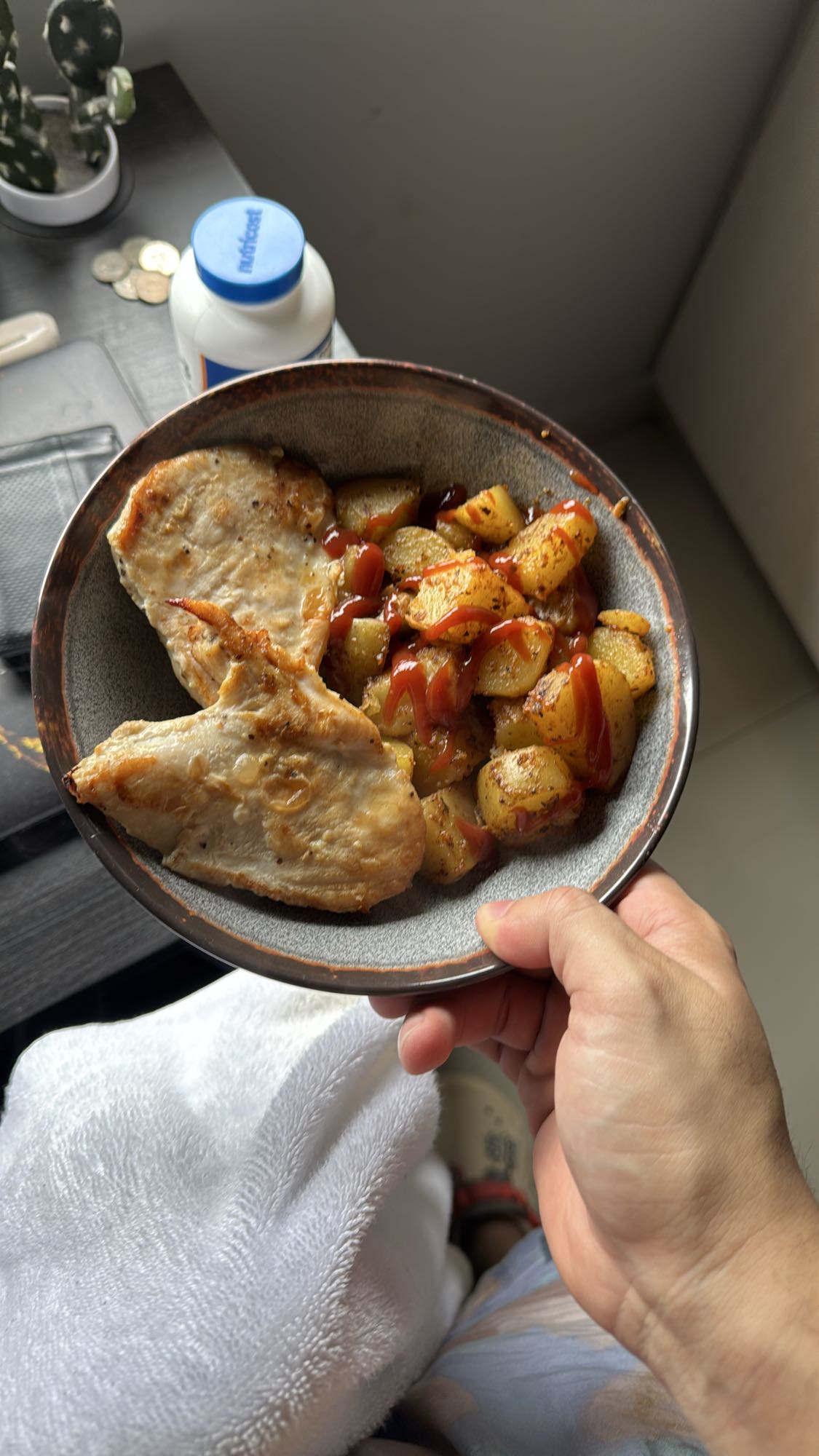 Pollo con papas y salsa