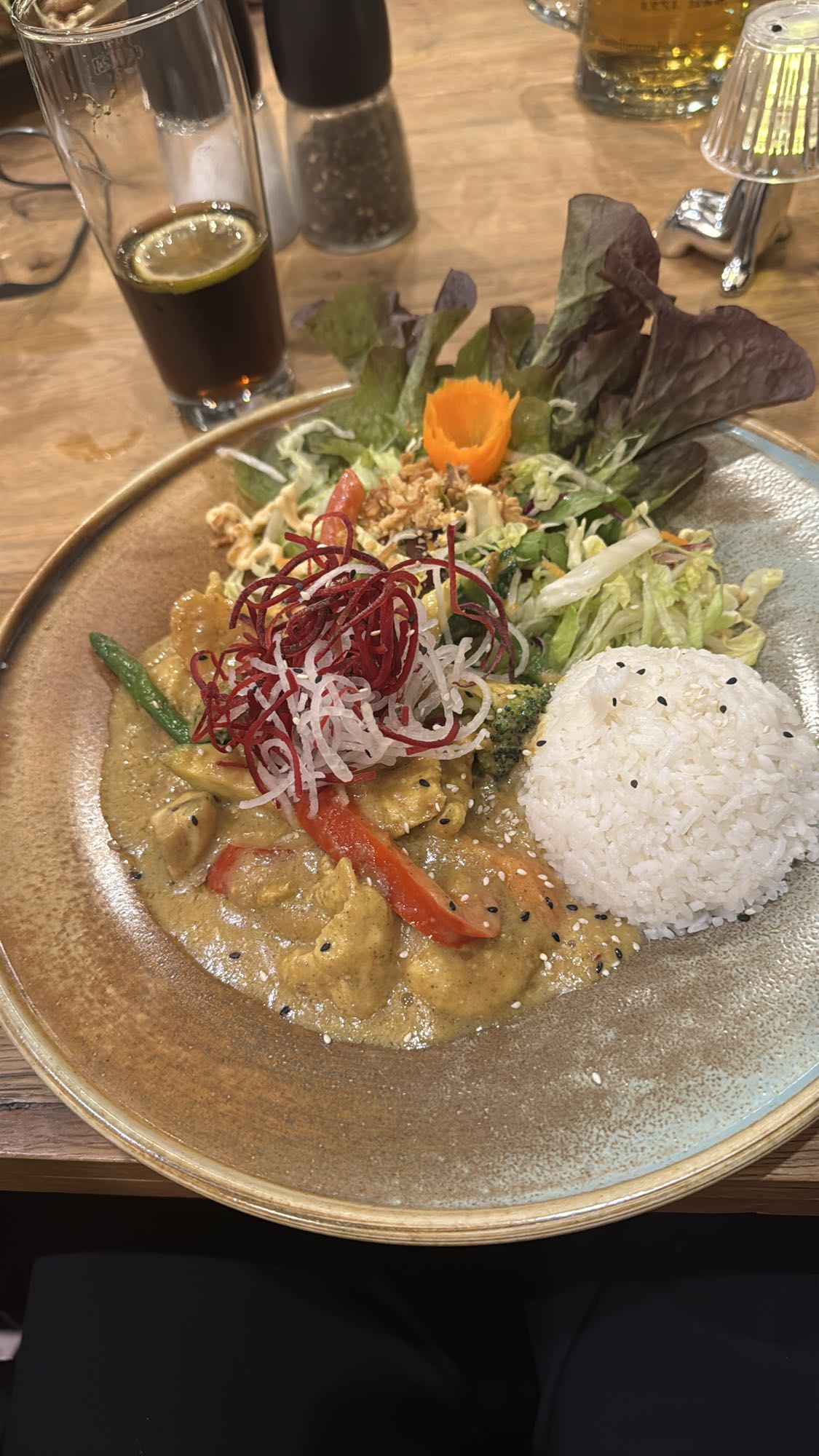 Kip curry met rijst en salade