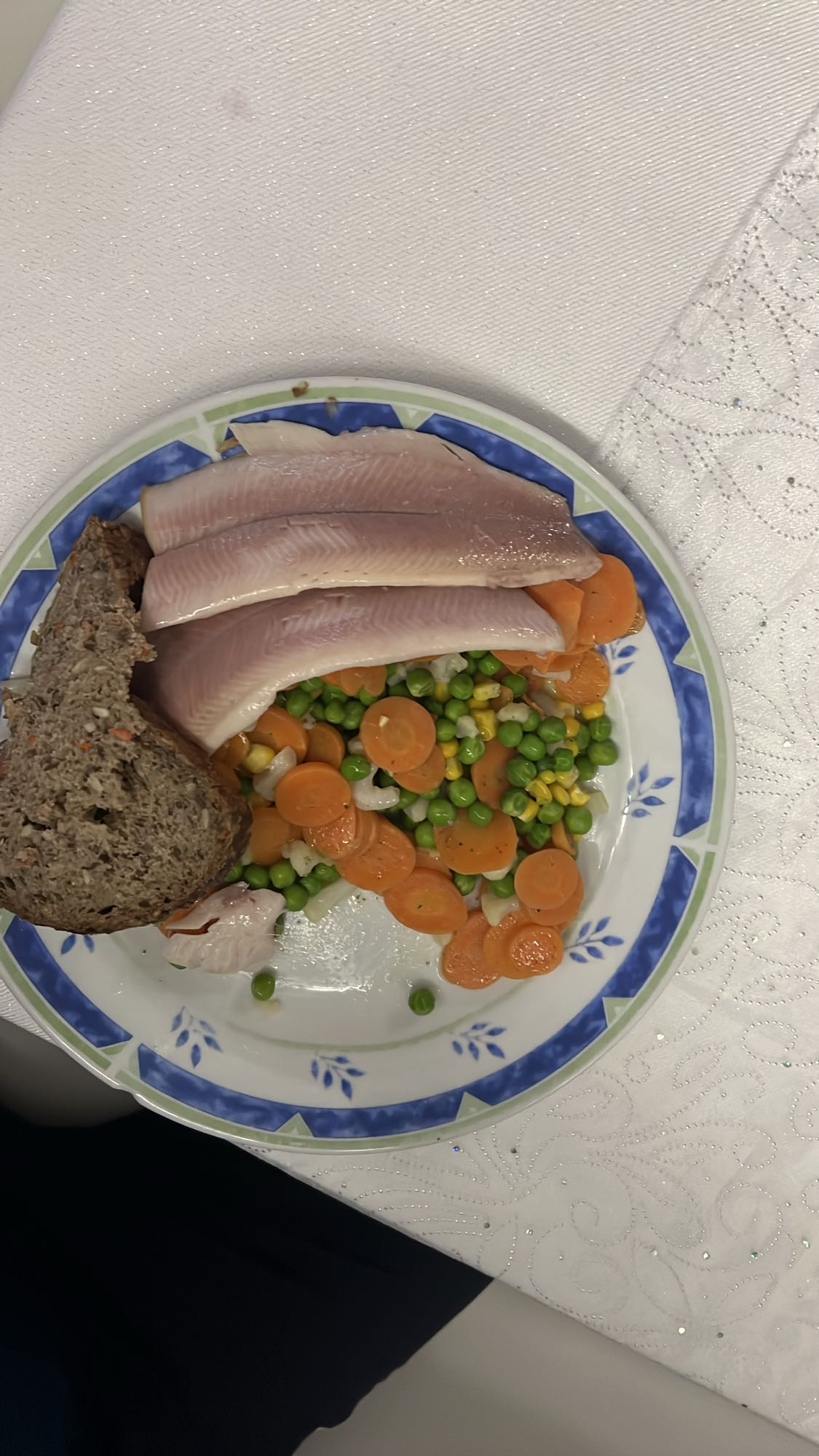 Ryba z warzywami i chlebem