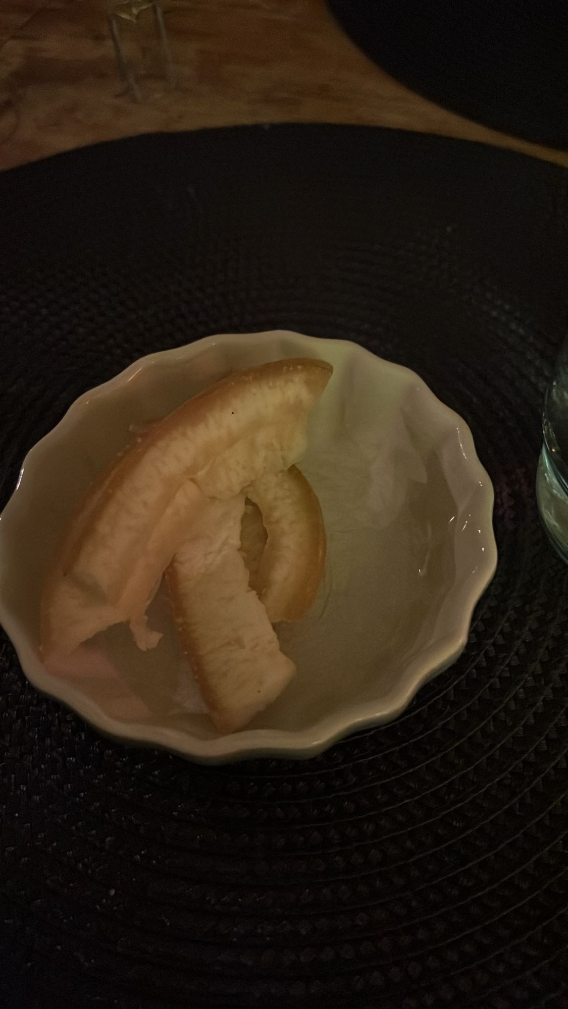 Bananbitar i skål