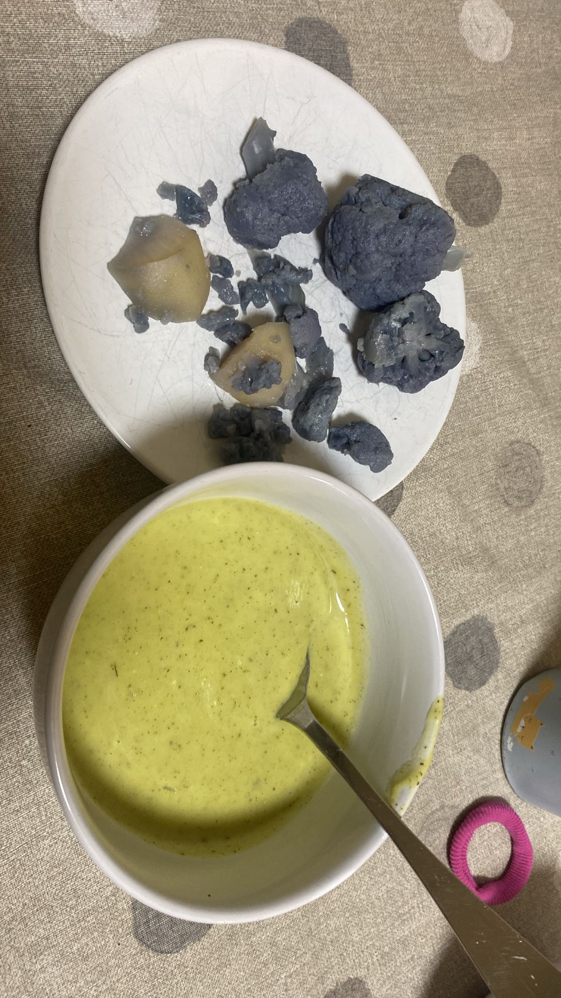 Crema de calabacín con patata y coliflor lila