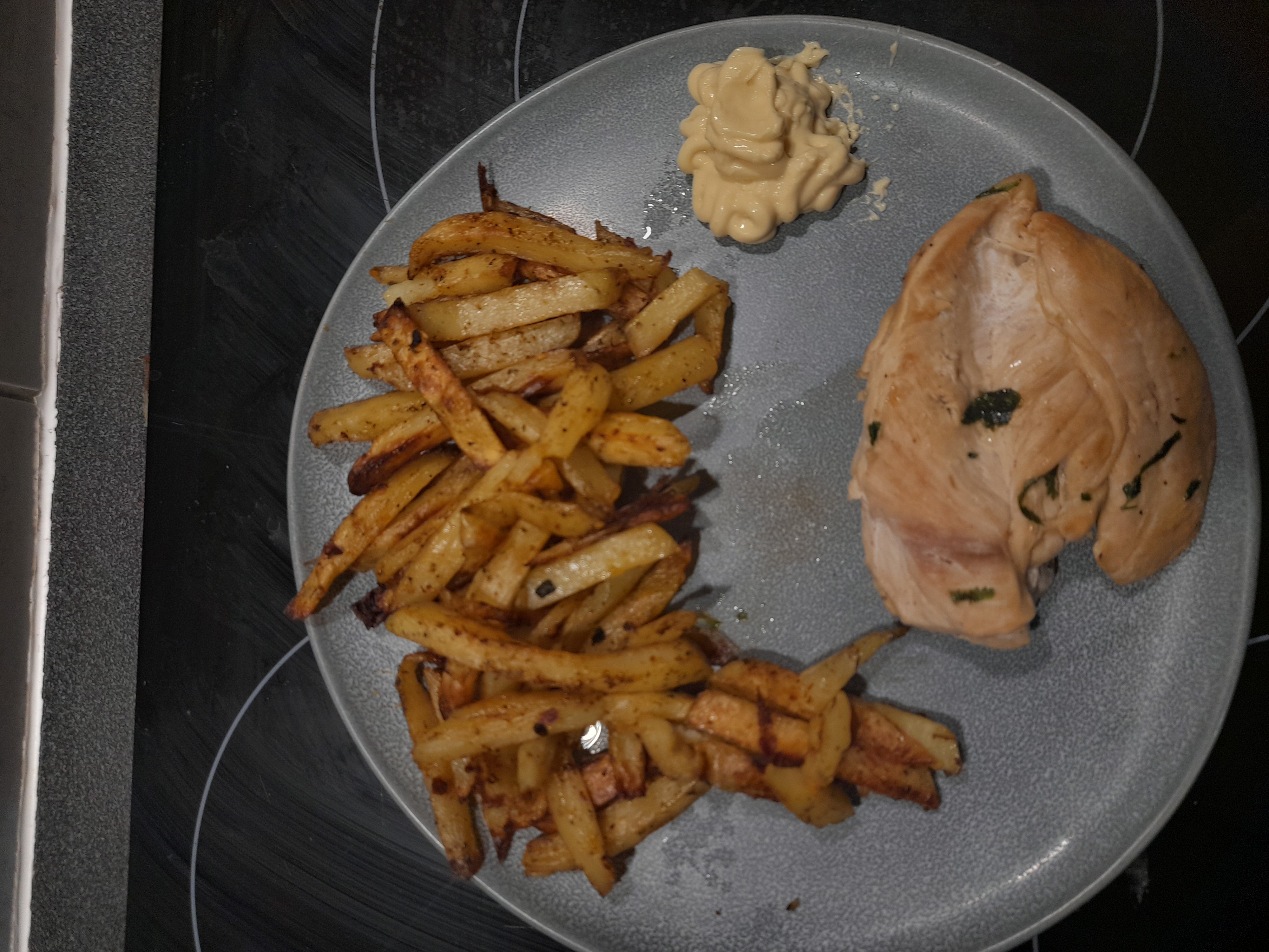 Poulet, frites et mayonnaise