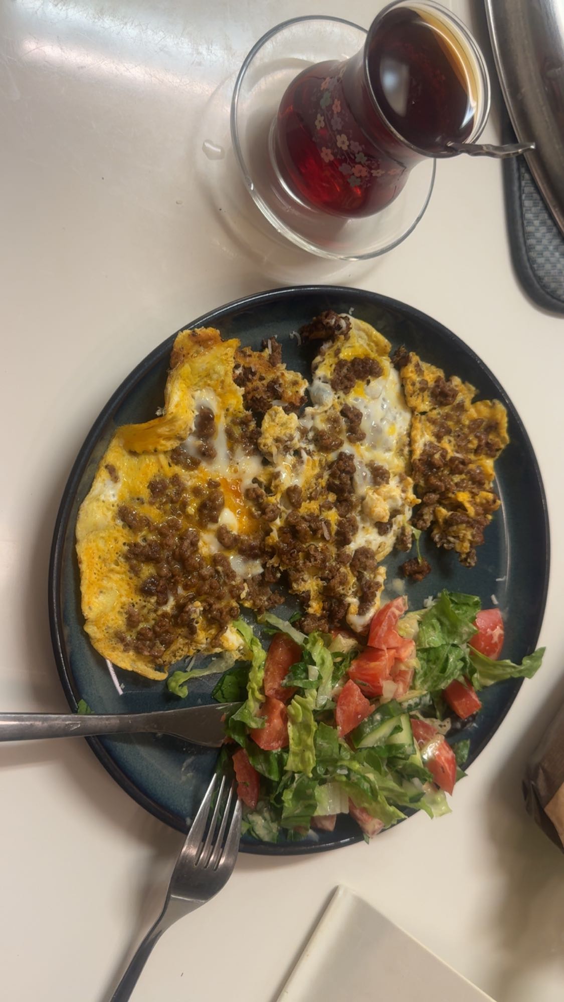 Köttfärs omelett med sallad
