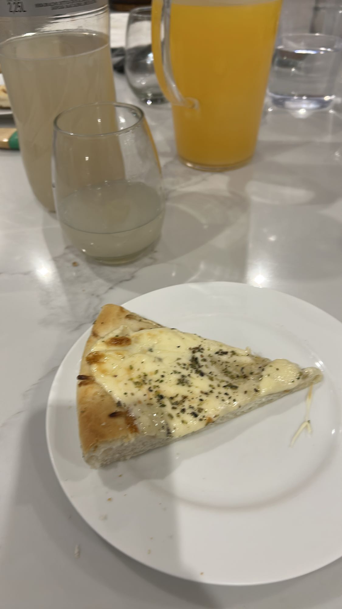 Porción de pizza de queso y jugos