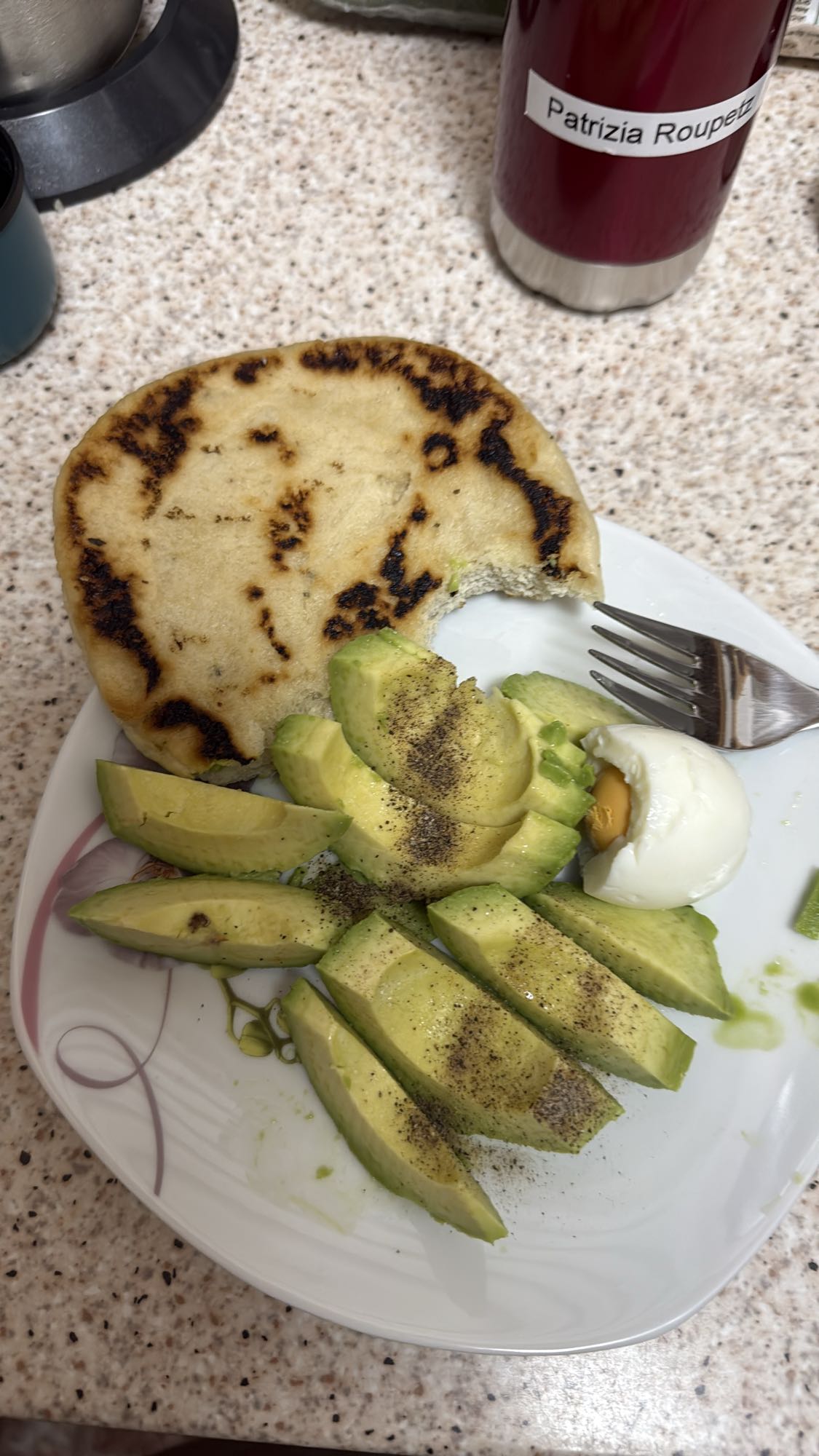 Arepa con aguacate y huevo
