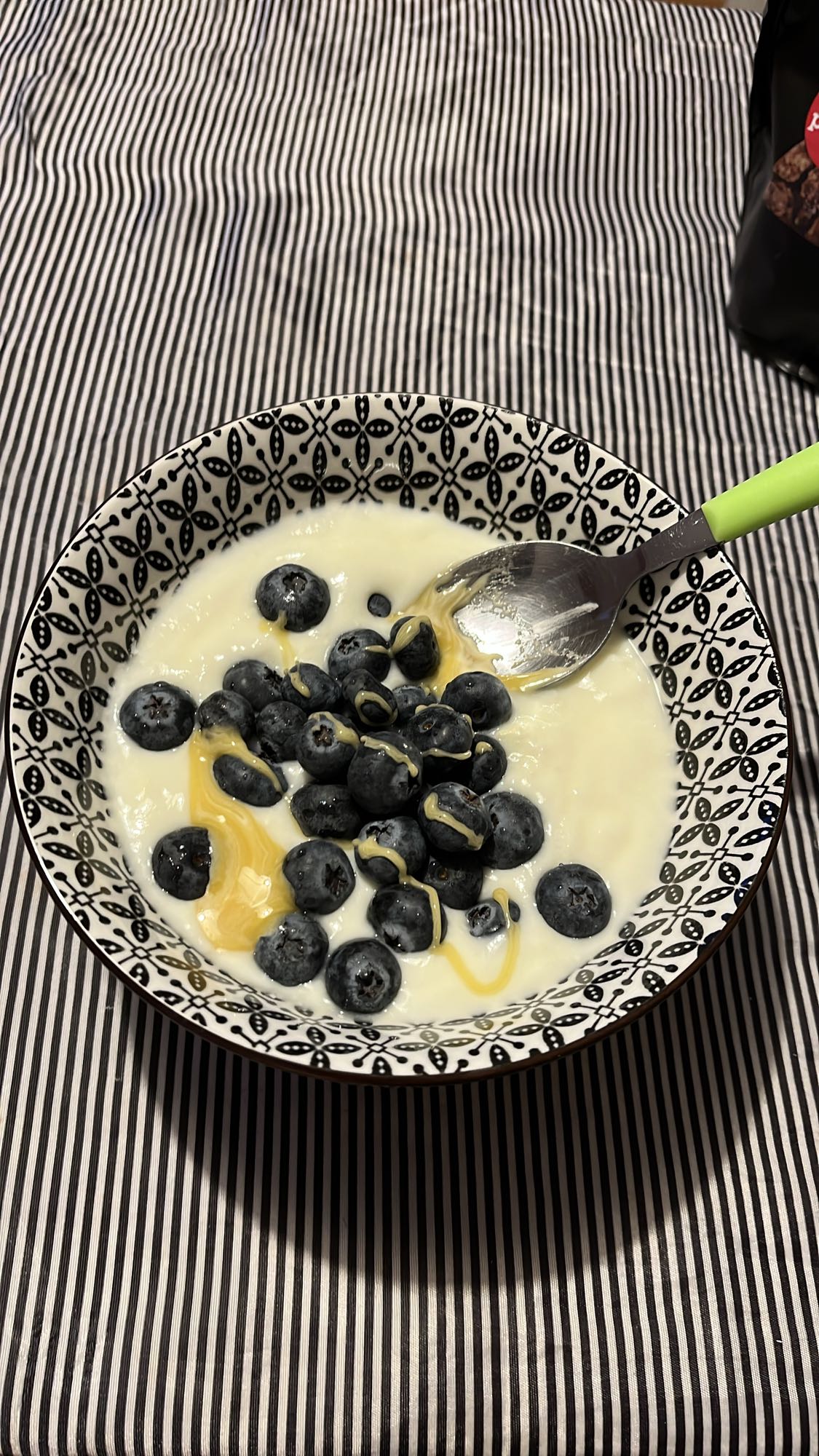 Кисело мляко с боровинки