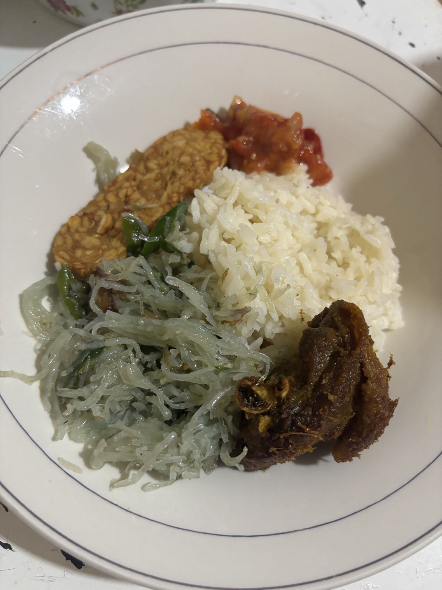 Nasi, tempe, daging, sambal