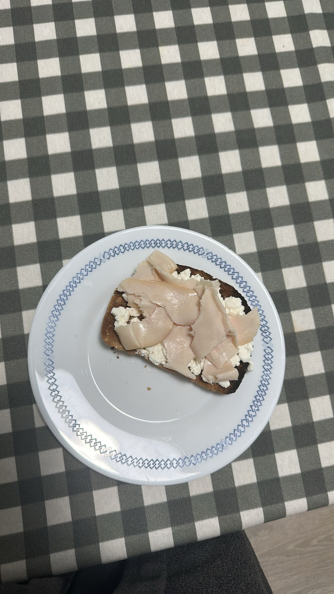 Tostada con pavo y queso