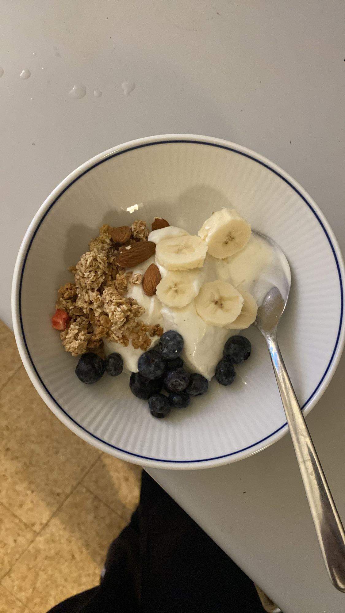 Skyr med frugt og mysli