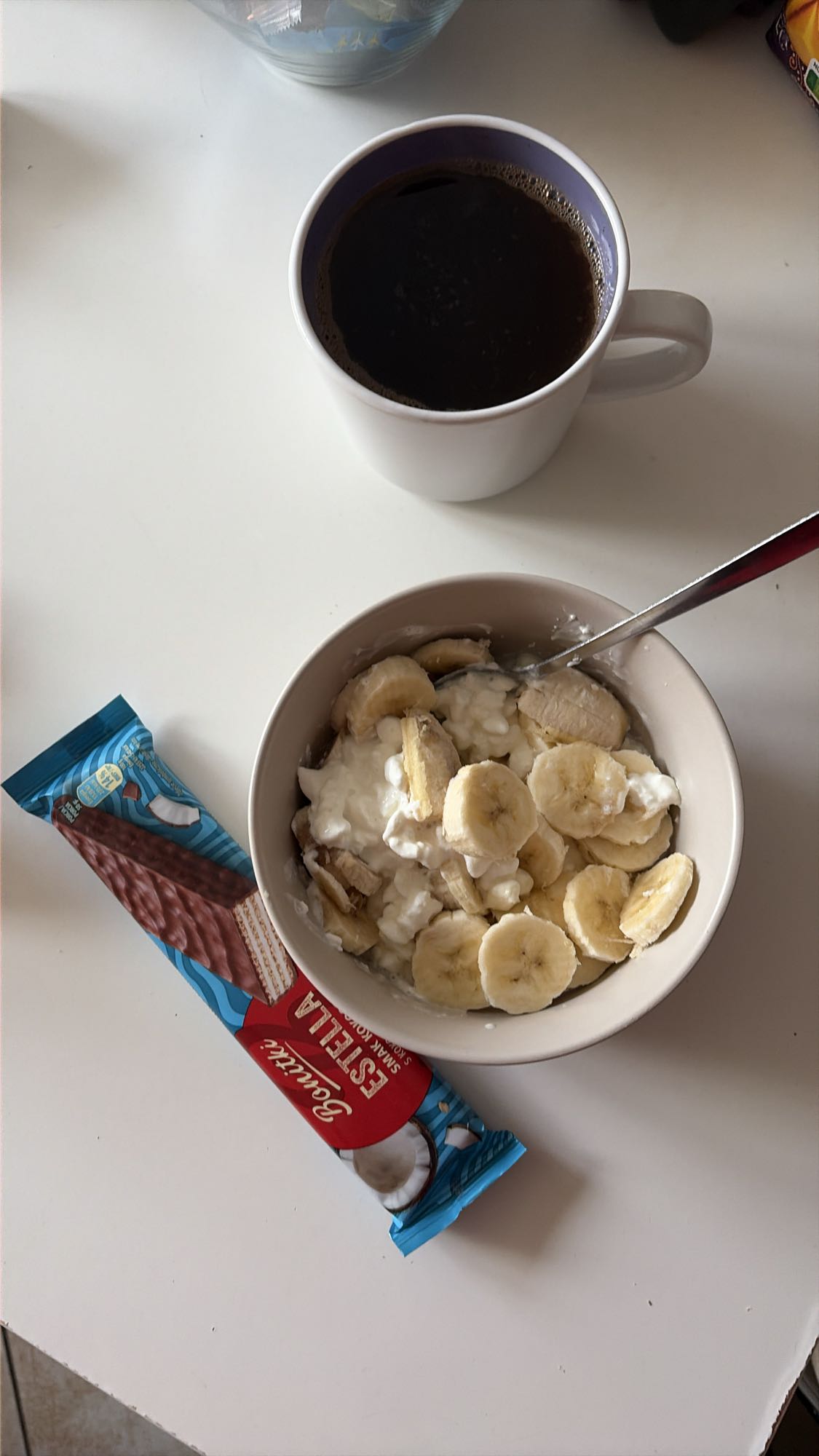 Творог с бананом и вафлей