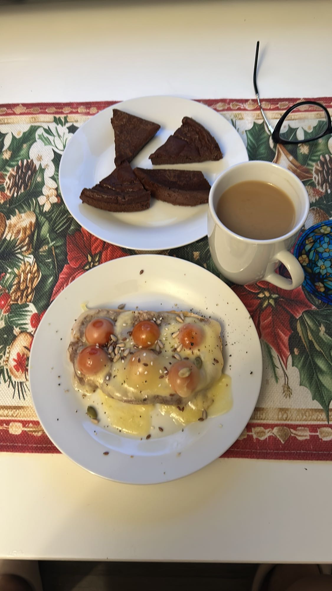 завтрак с тостом и кофе