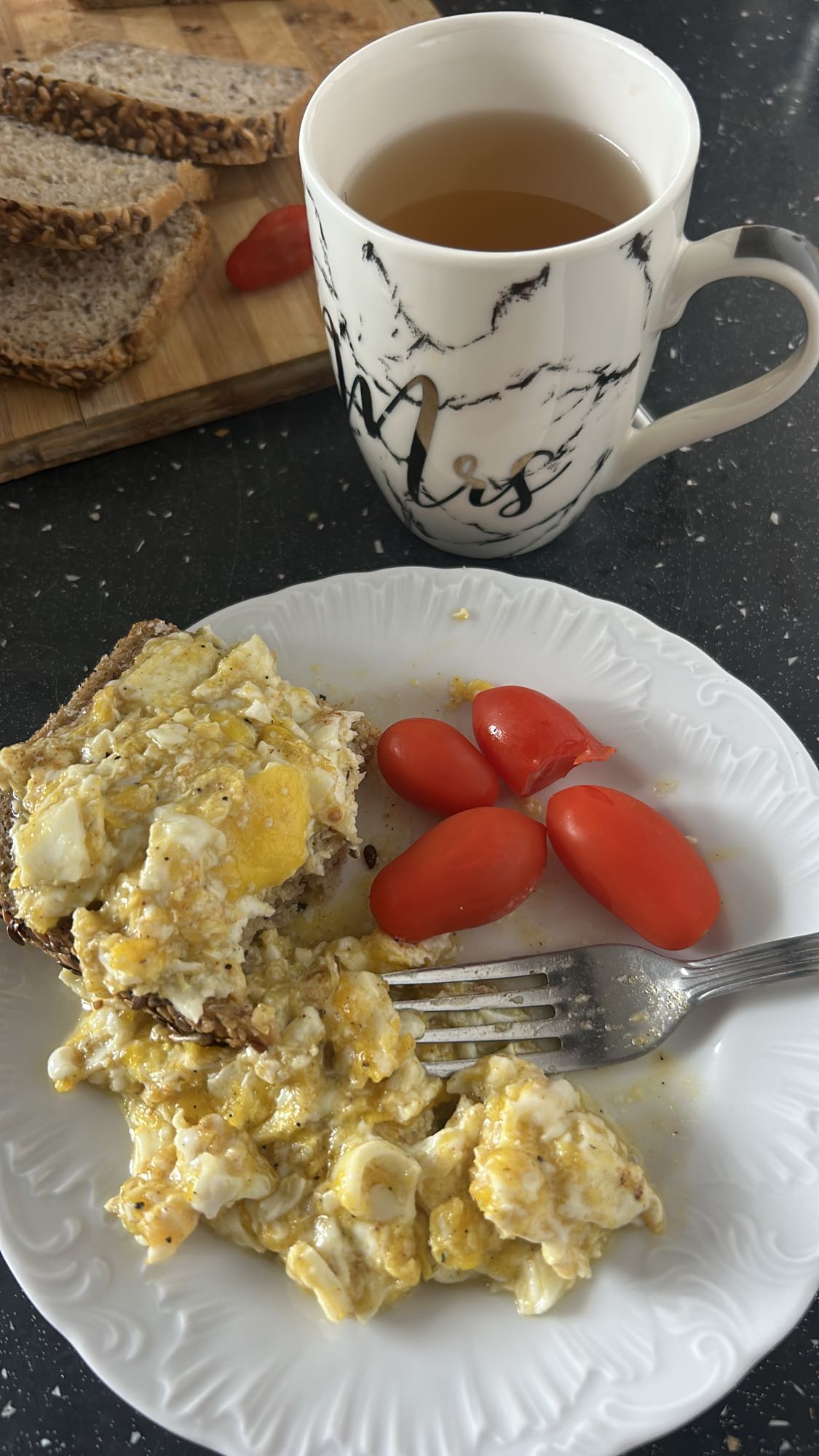 Jajka z chlebem i herbatą