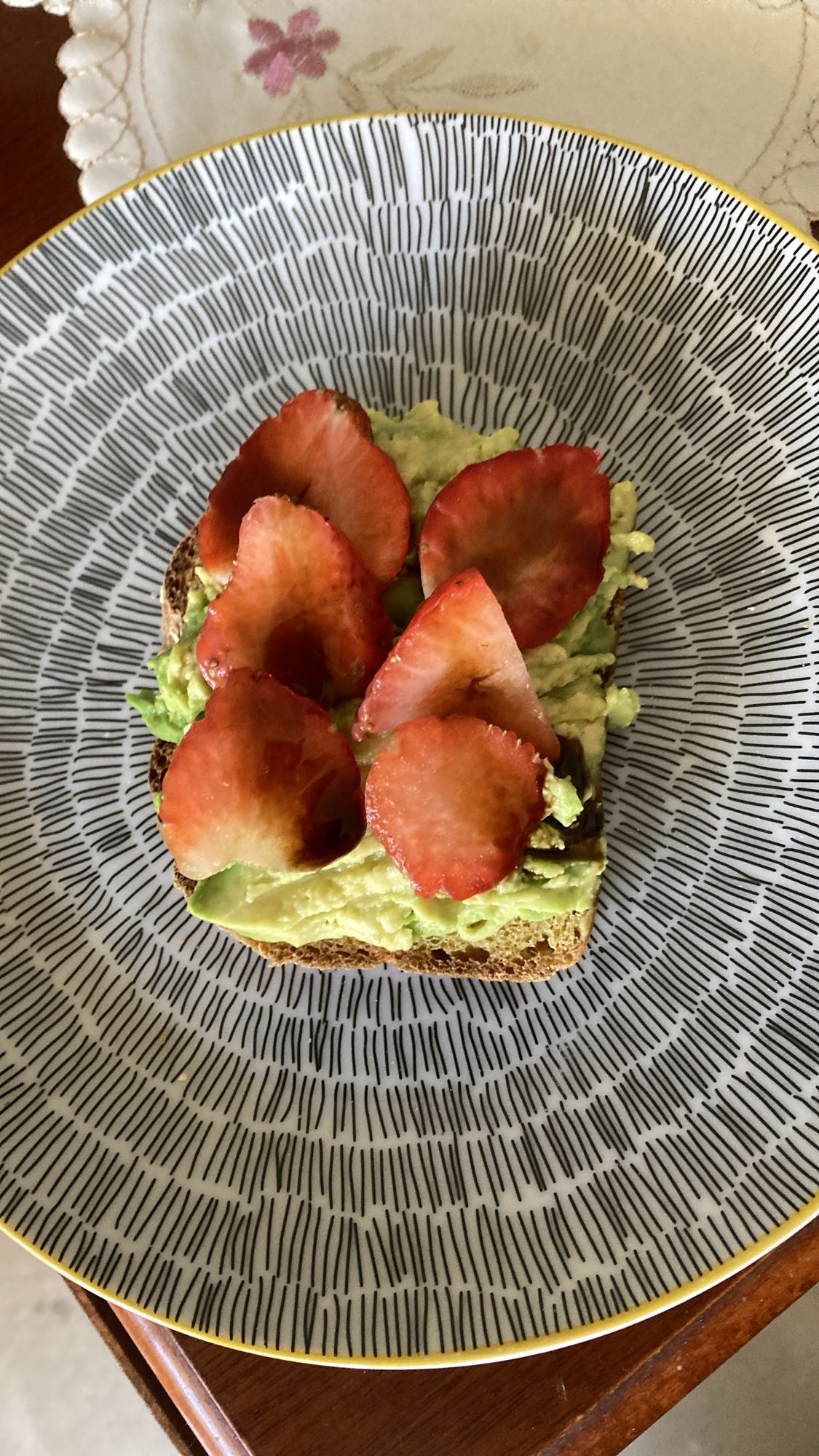 Avokadomacka med jordgubb