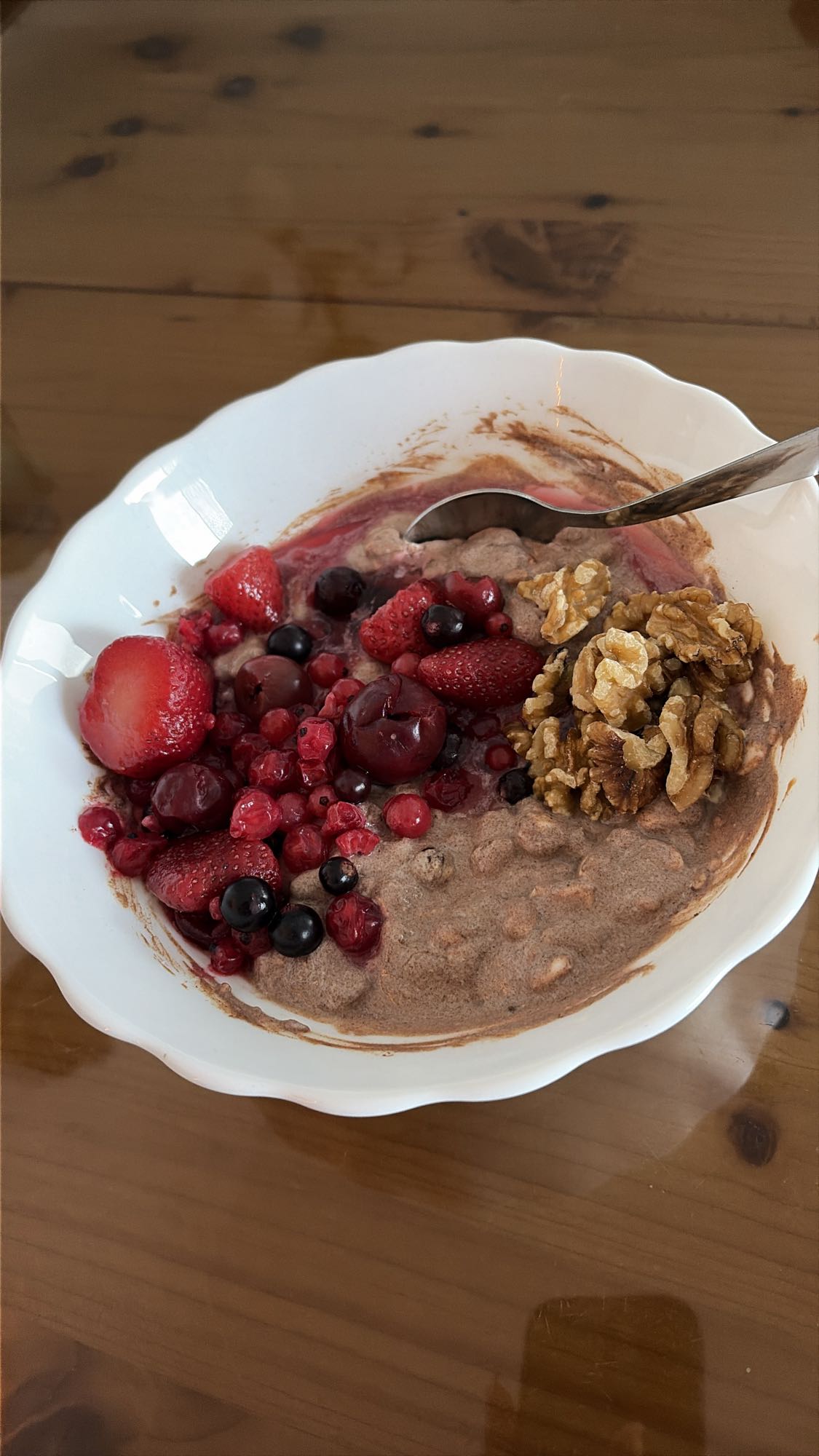 Brânză cottage cu nuci, fructe de pădure și cacao