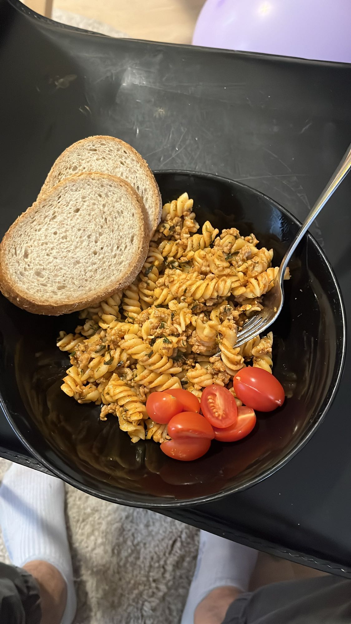 макароны с фаршем и хлеб