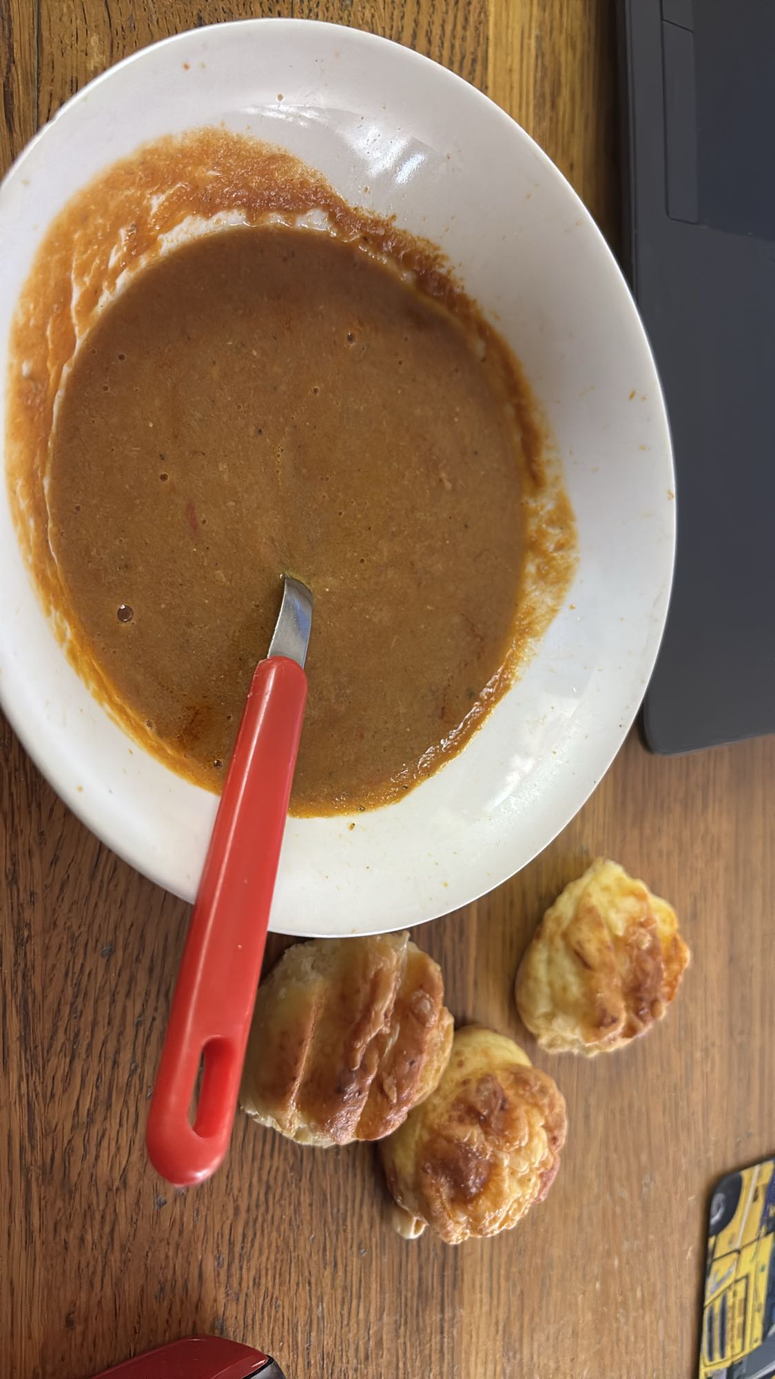 Paradicsomleves pogácsával