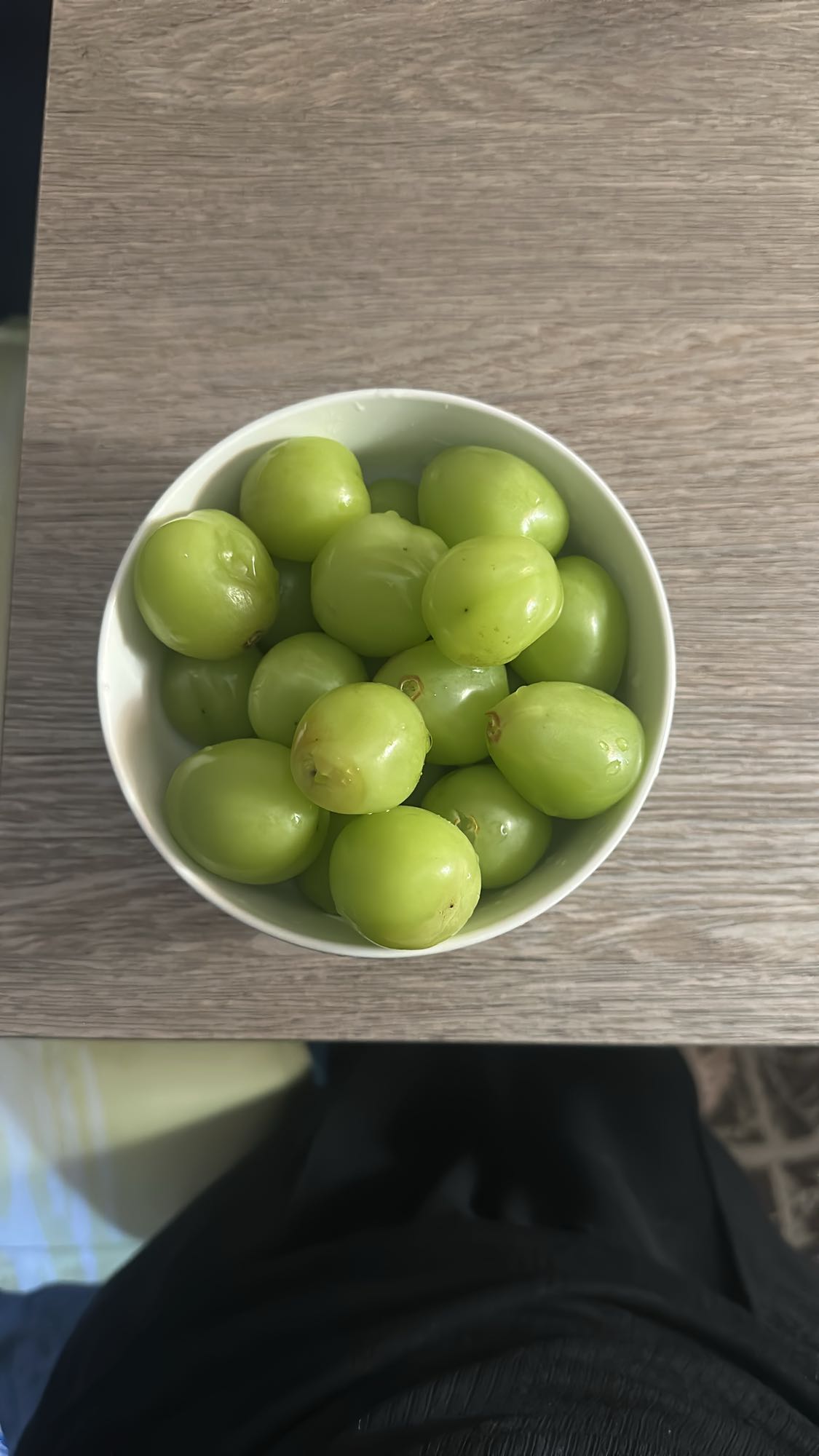 зелёный виноград в миске