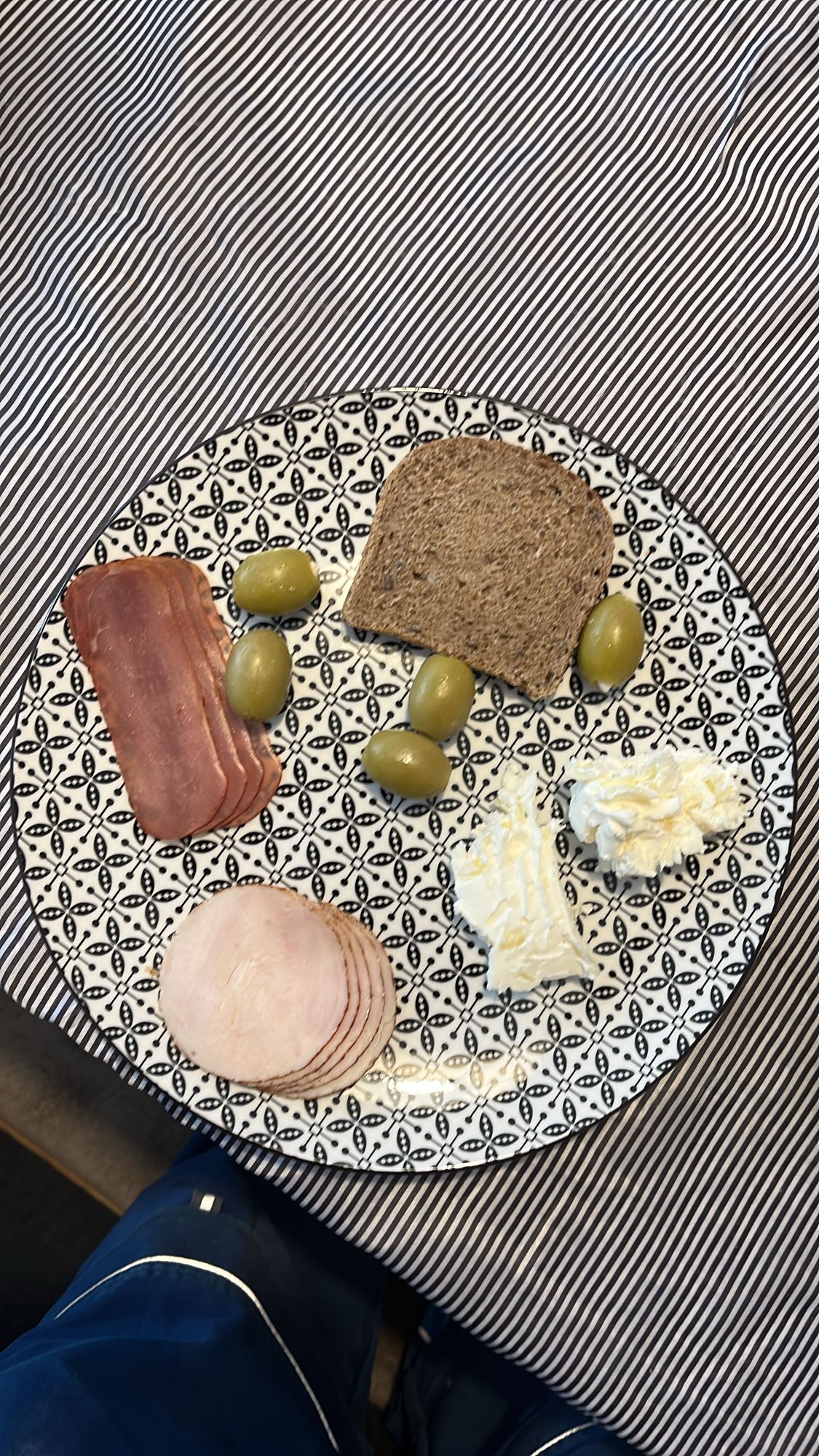 Закуска с месо и сирене