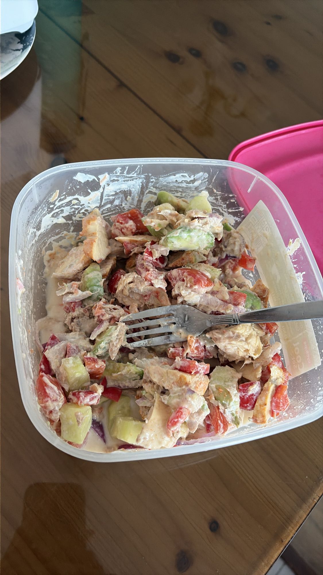 Salată cu pui, ton, avocado și legume