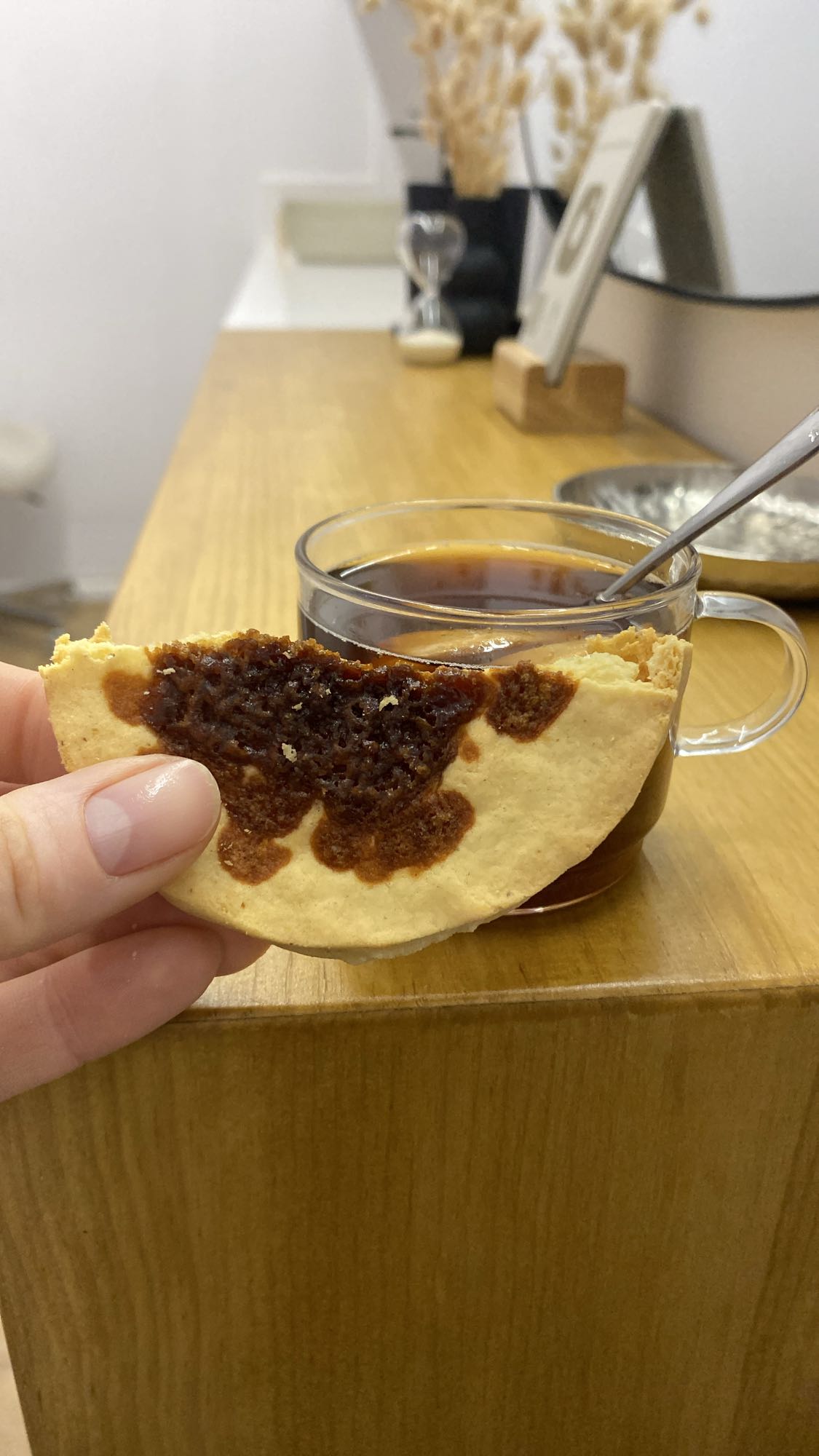 Galleta de maíz con panela y café solo