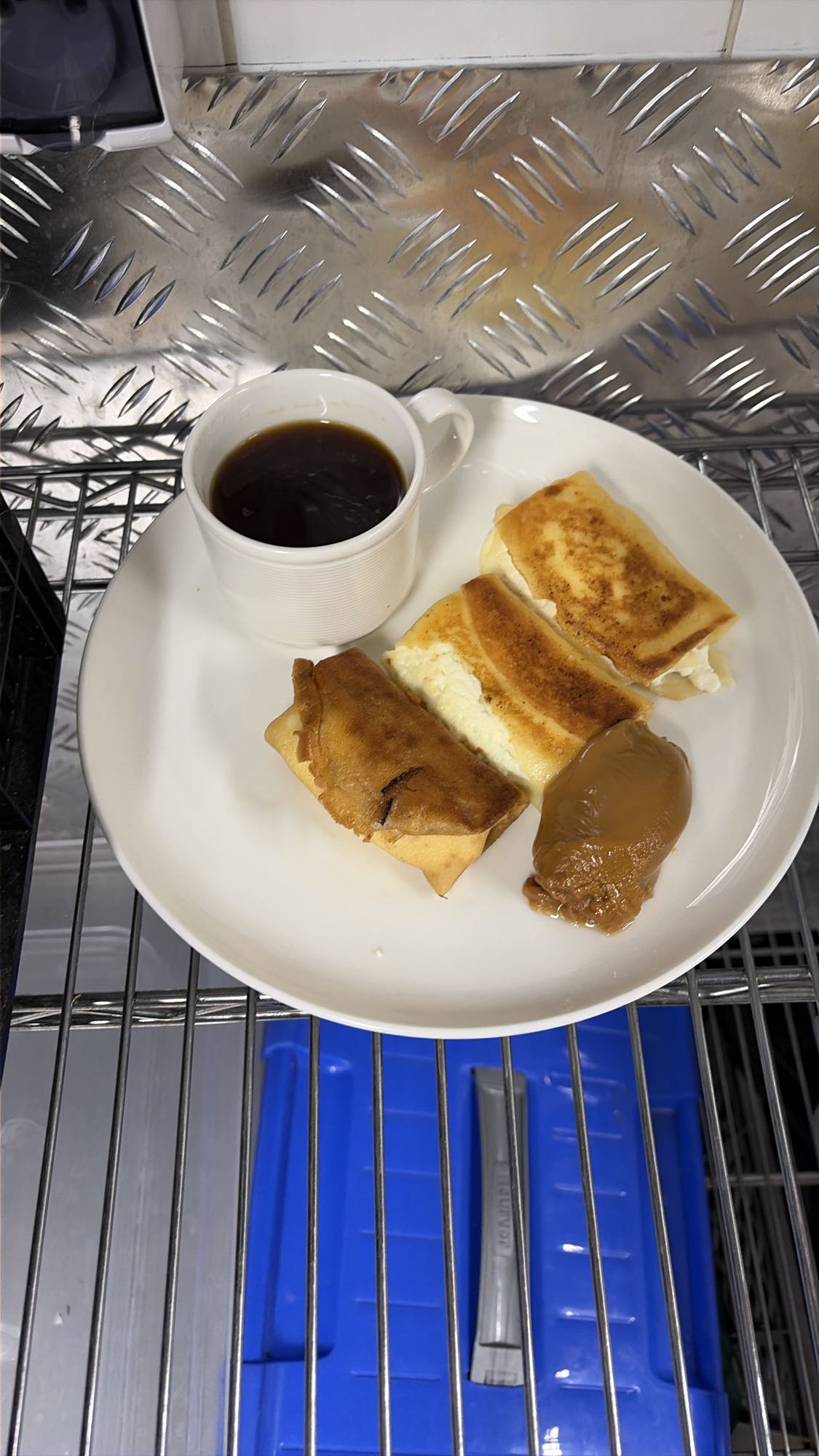 блины с творогом и кофе