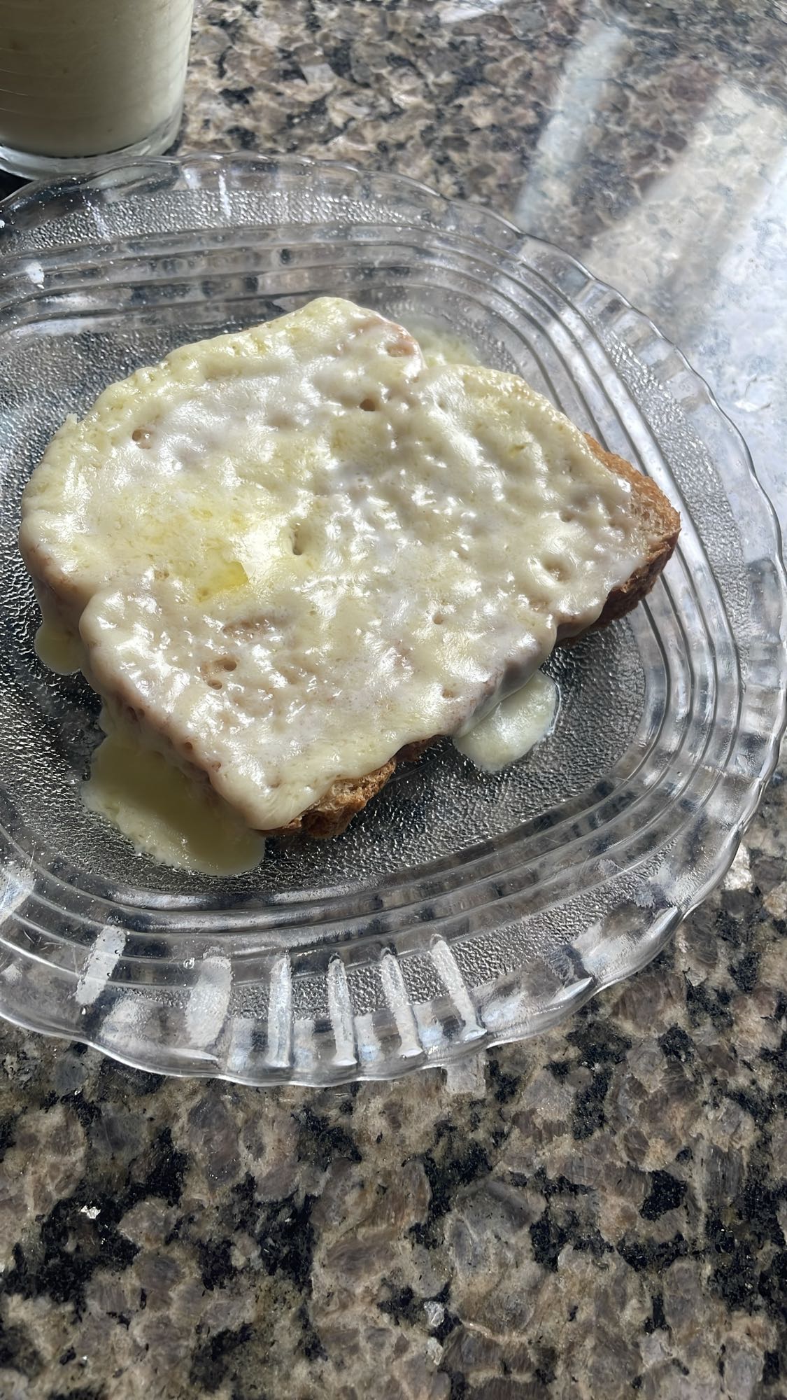 Pão com queijo derretido