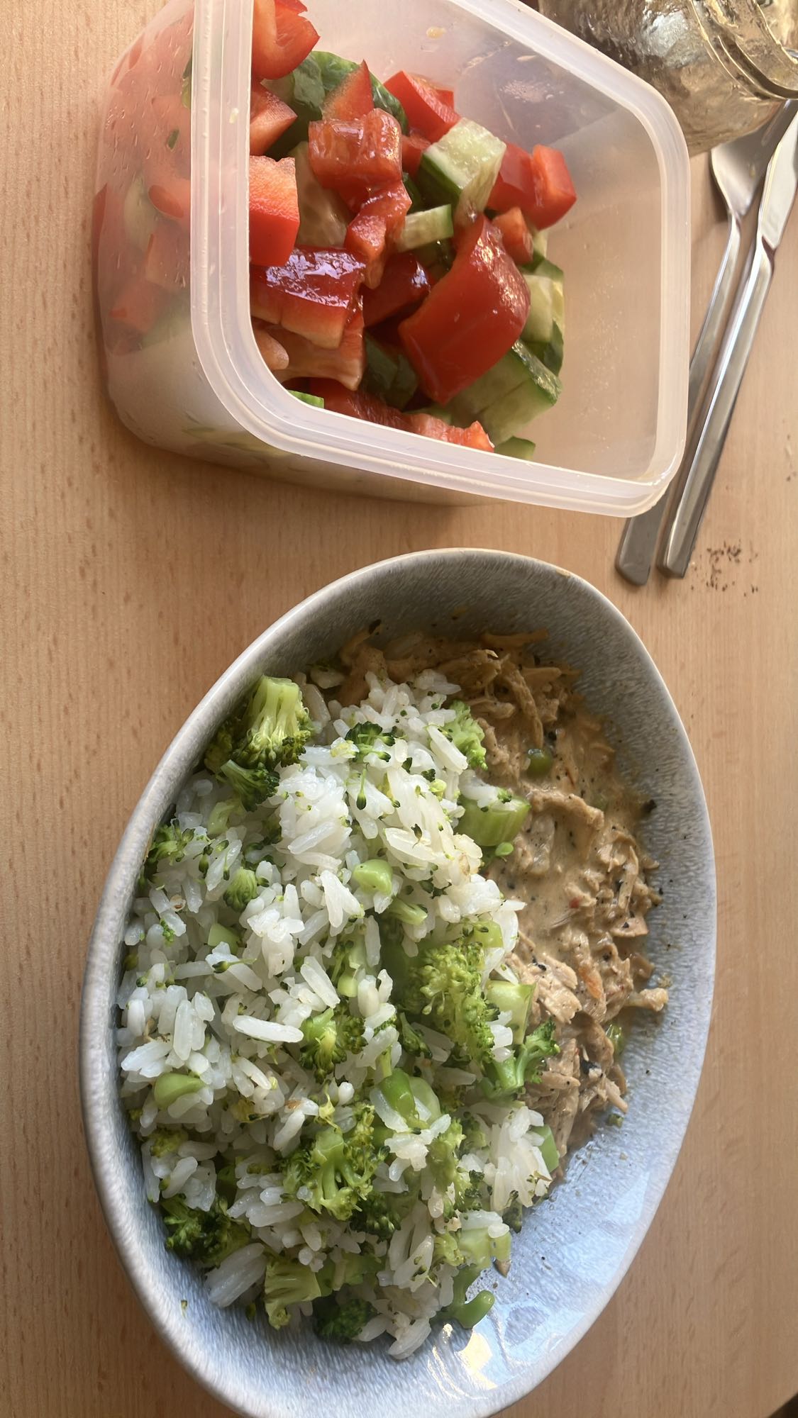 Arroz com frango e salada