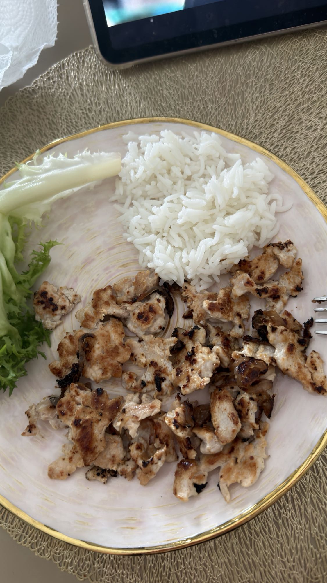 Курица с рисом и салатом