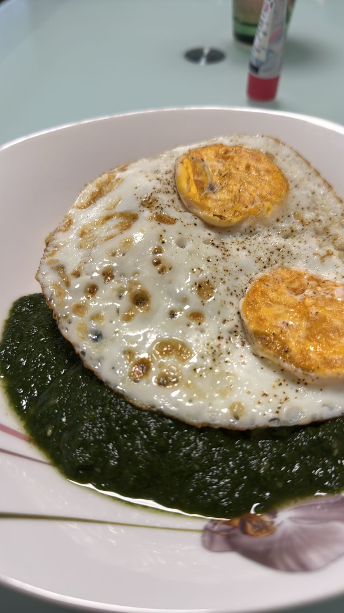 Gebakken eieren met spinazie