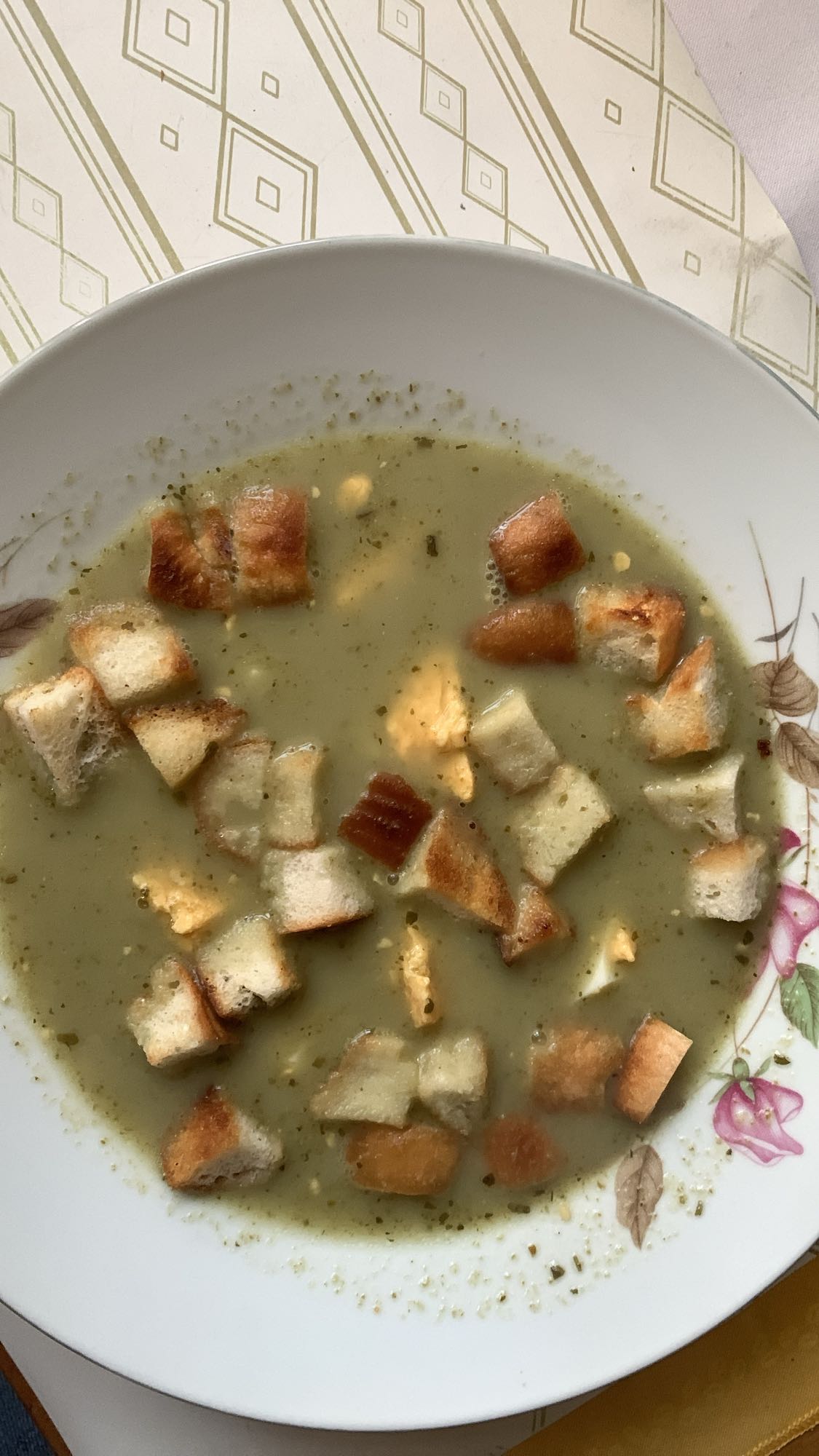 Zupa brokułowa z grzankami