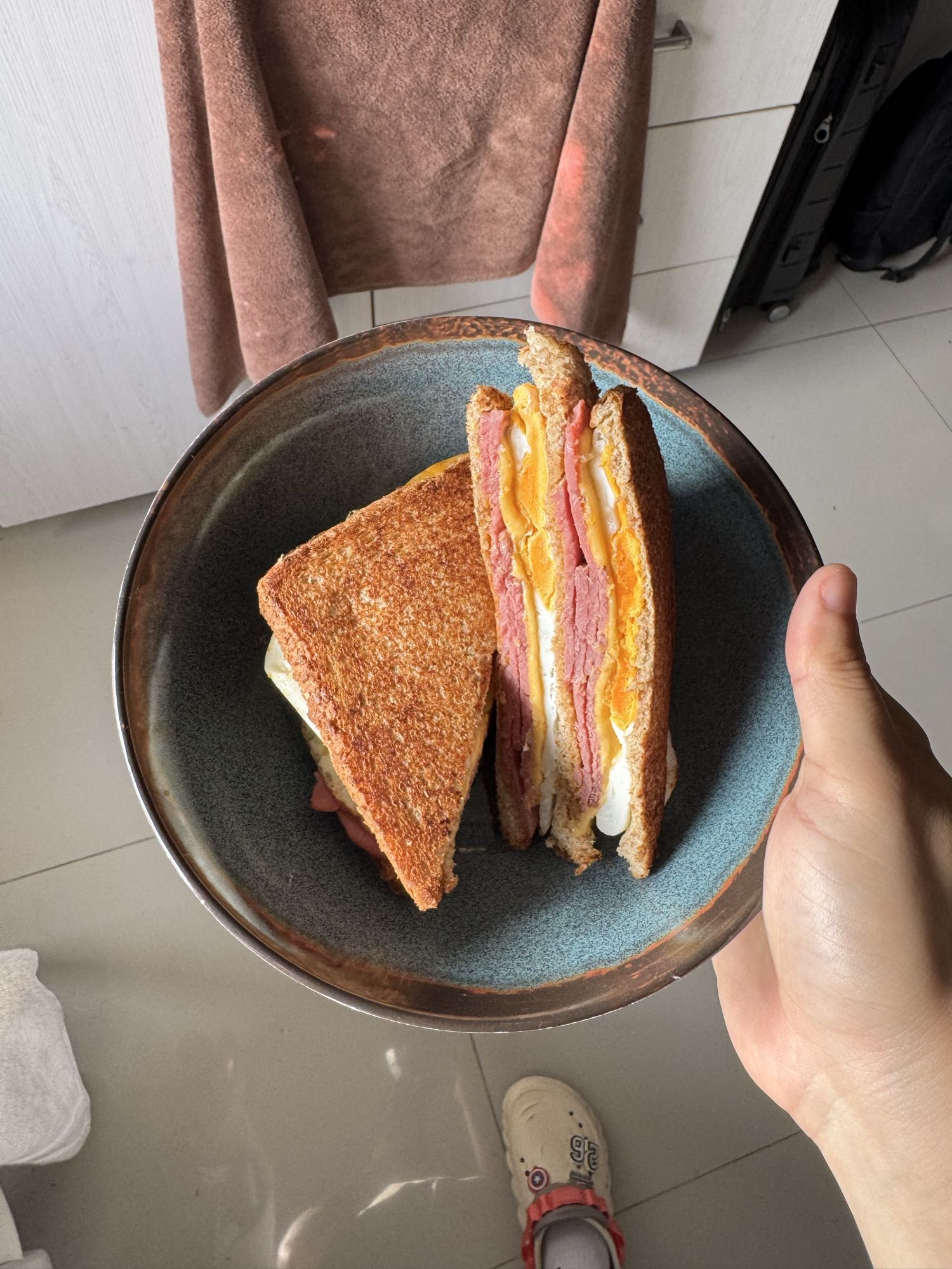 Emparedado con huevo, lomo ahumado y queso americano