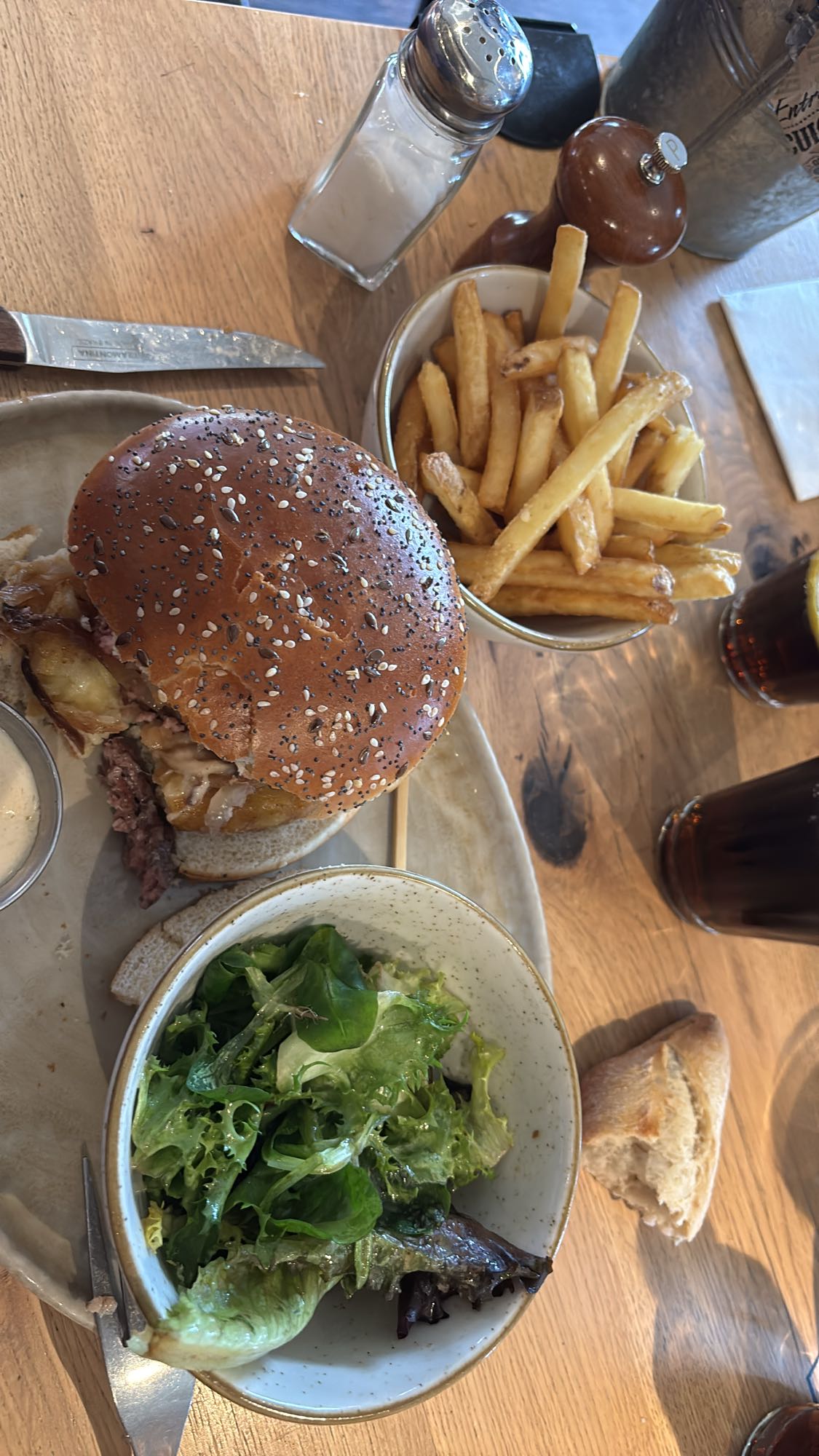 Burger, frites et salade