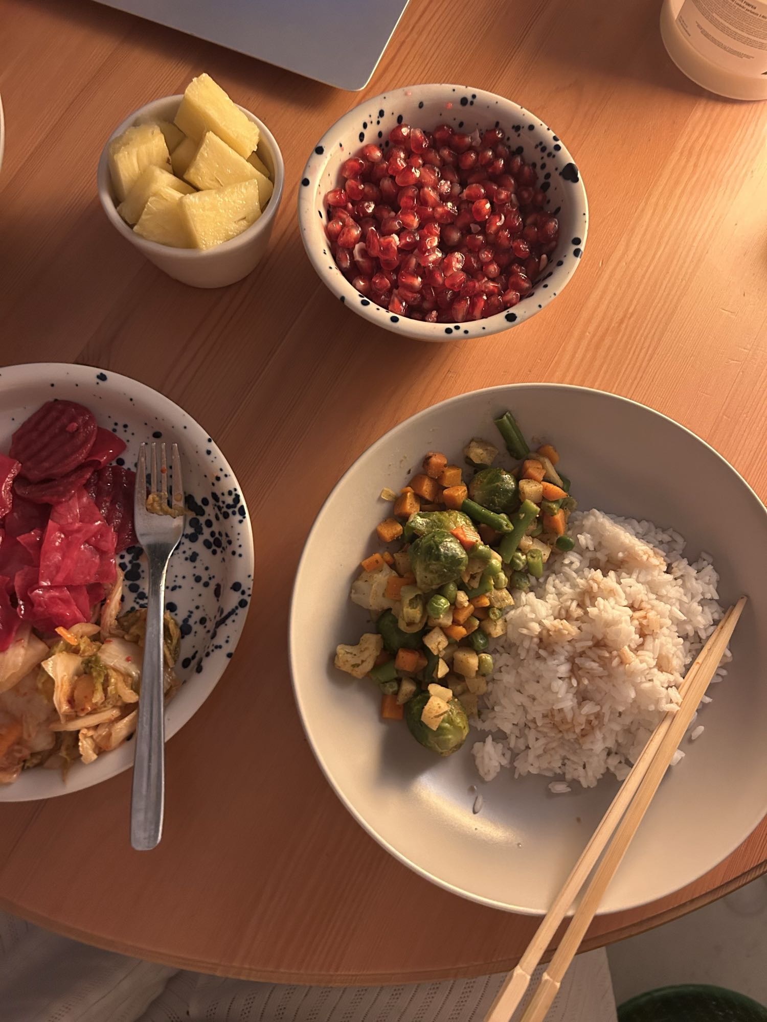 Овощи с рисом и фруктами