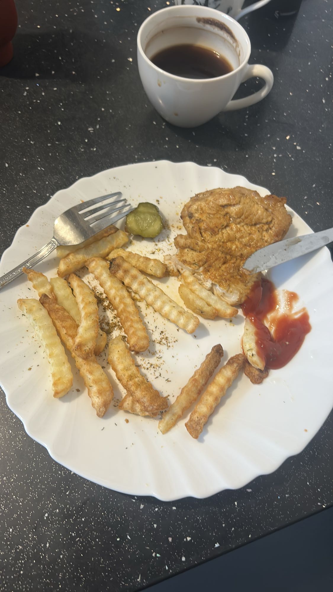 Frytki, kotlet, ogórek, ketchup