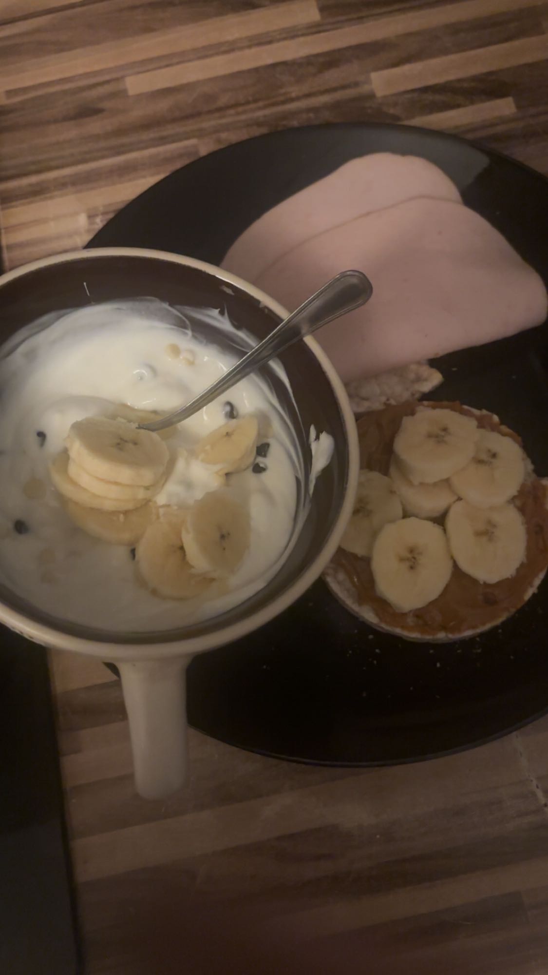 Collation au fromage blanc, banane et beurre de cacahuète