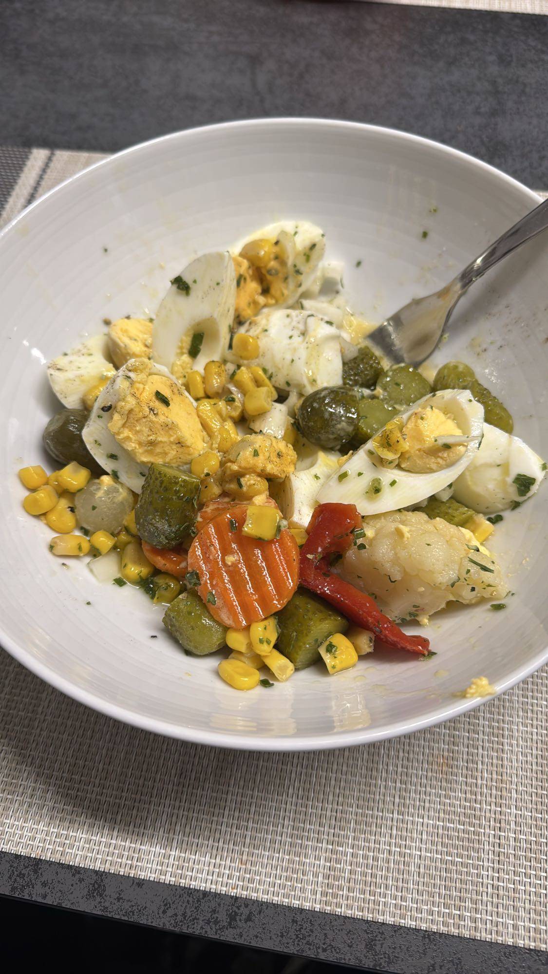 Eiersalat mit Gemüse