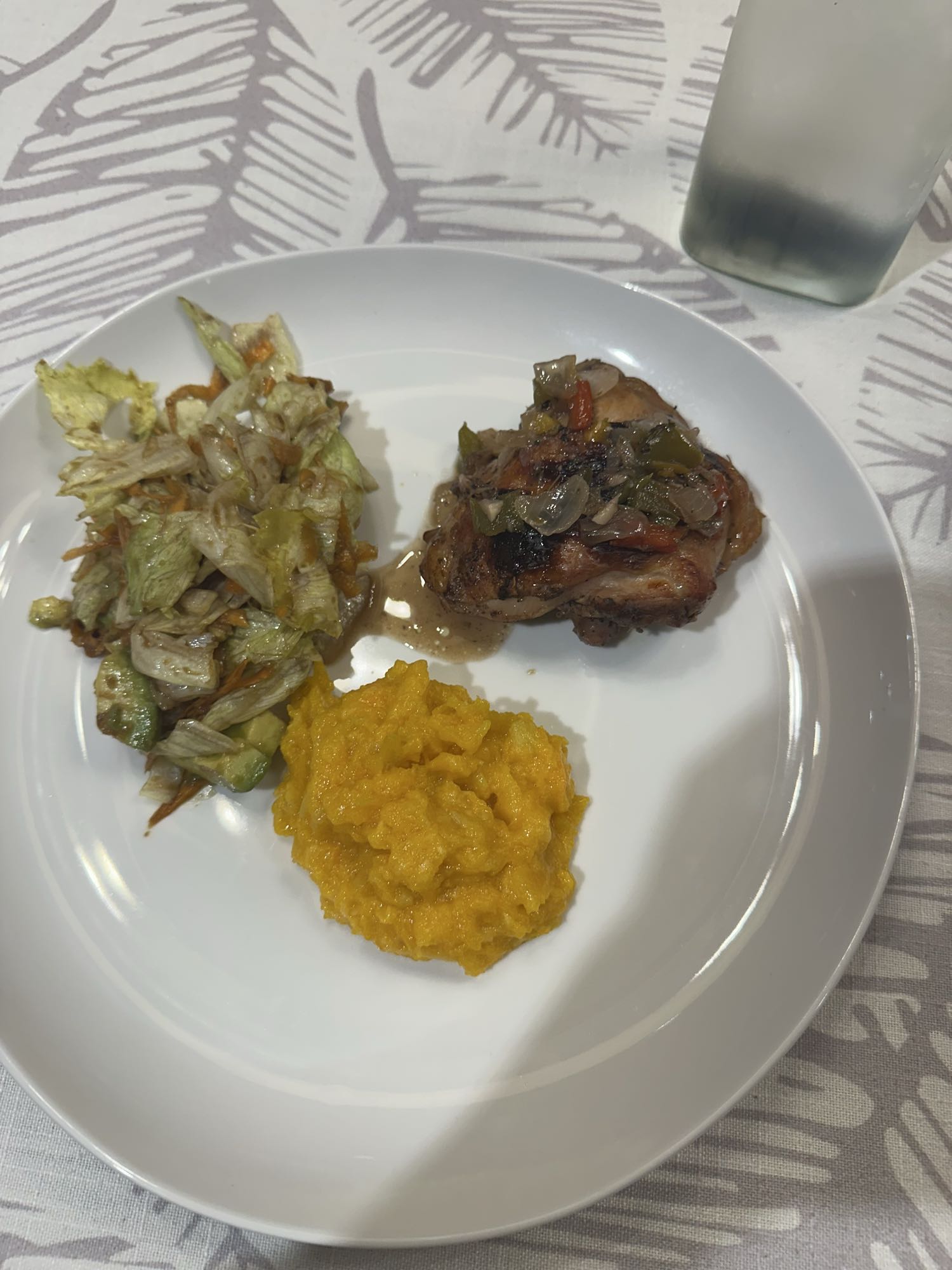 Pollo con ensalada y puré