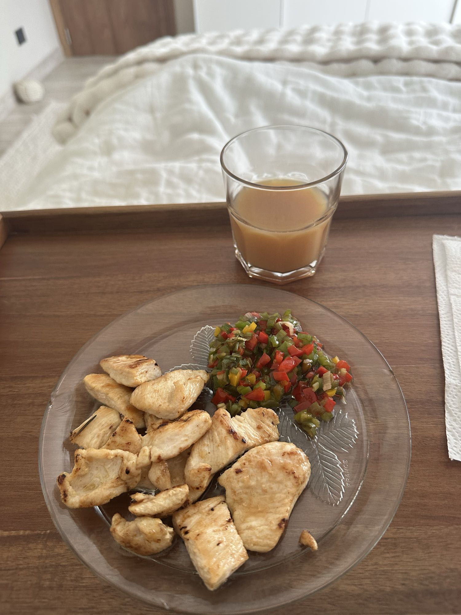 Pollo a la plancha con verduras y jugo