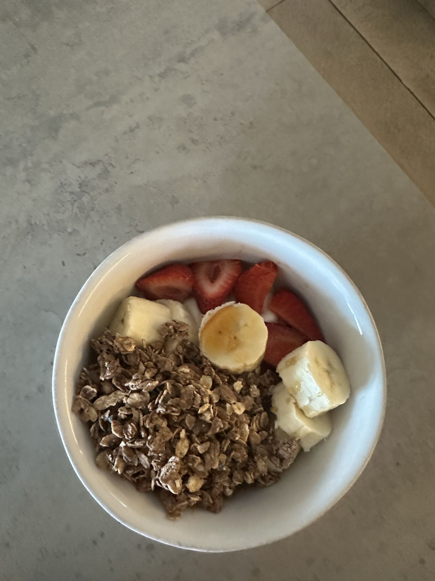 Tazón de granola y frutas