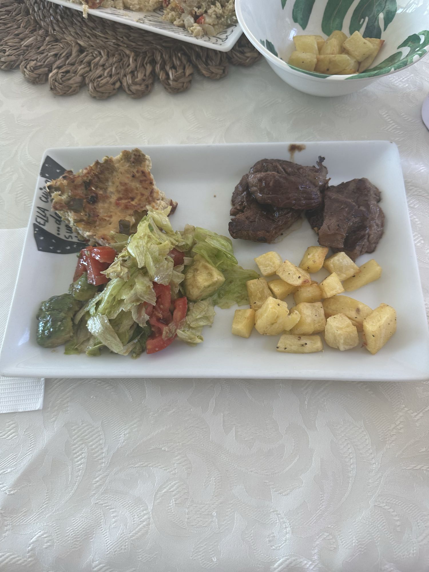 Carne, ensalada y papas