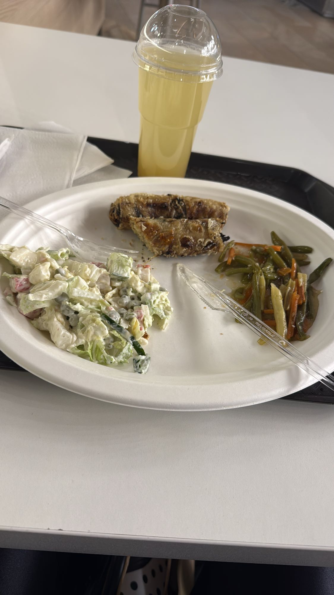 Sałatka, sajgonki, warzywa, napój